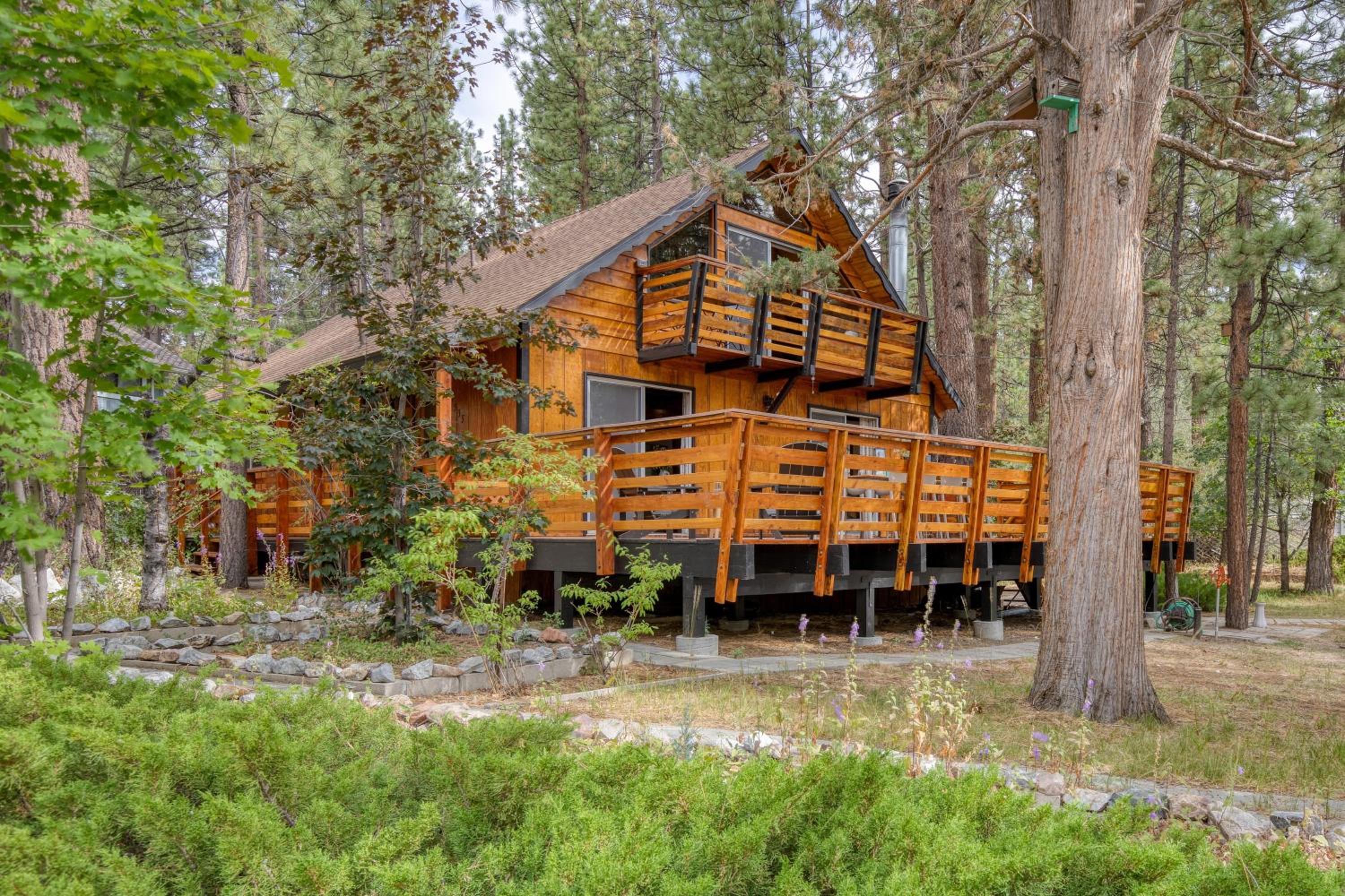 Updated Chic 4BDR w Large Deck Close to the Lake Avalon Pines by AvantStay