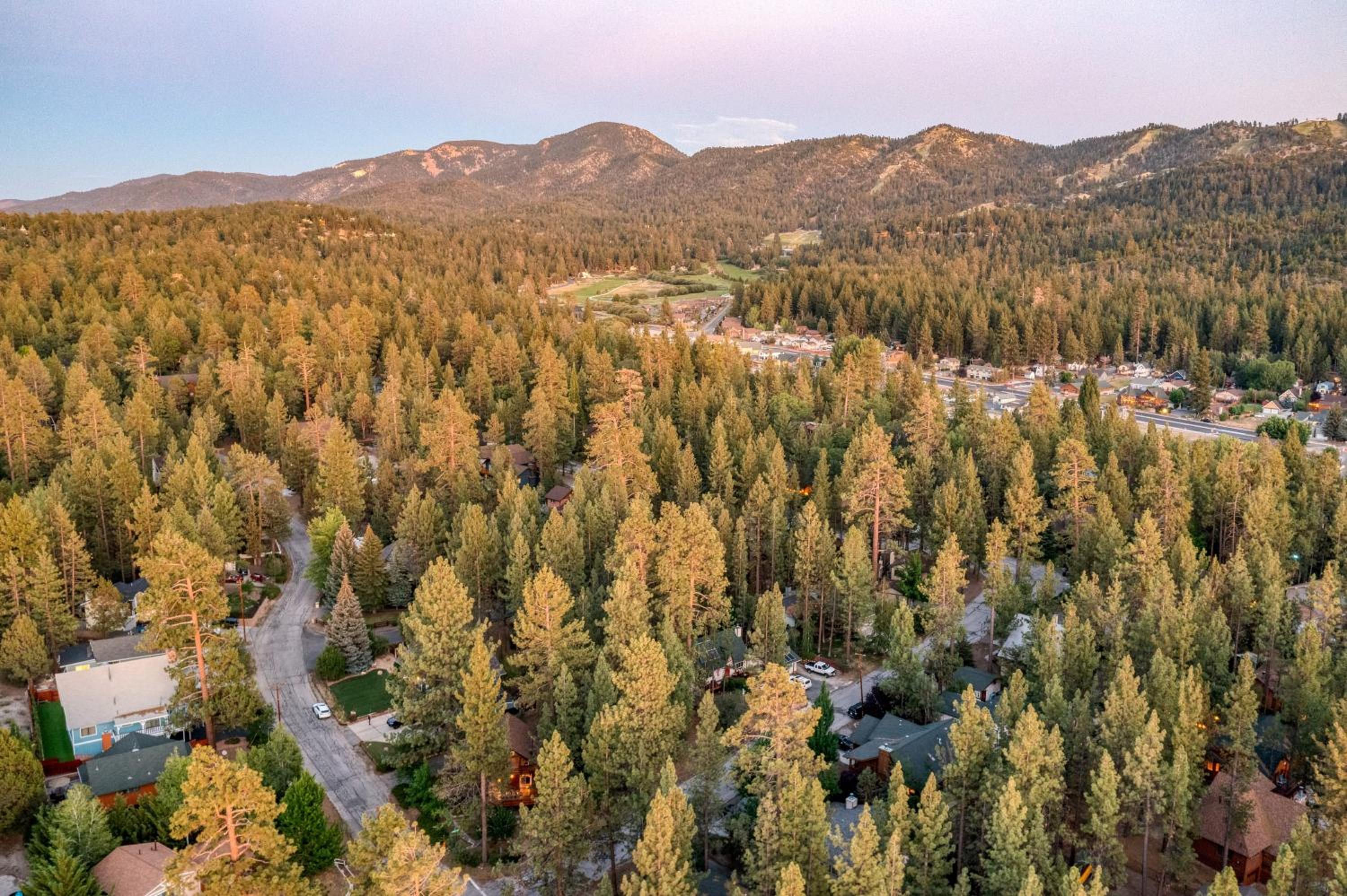 Updated Chic 4BDR w Large Deck Close to the Lake Avalon Pines by AvantStay