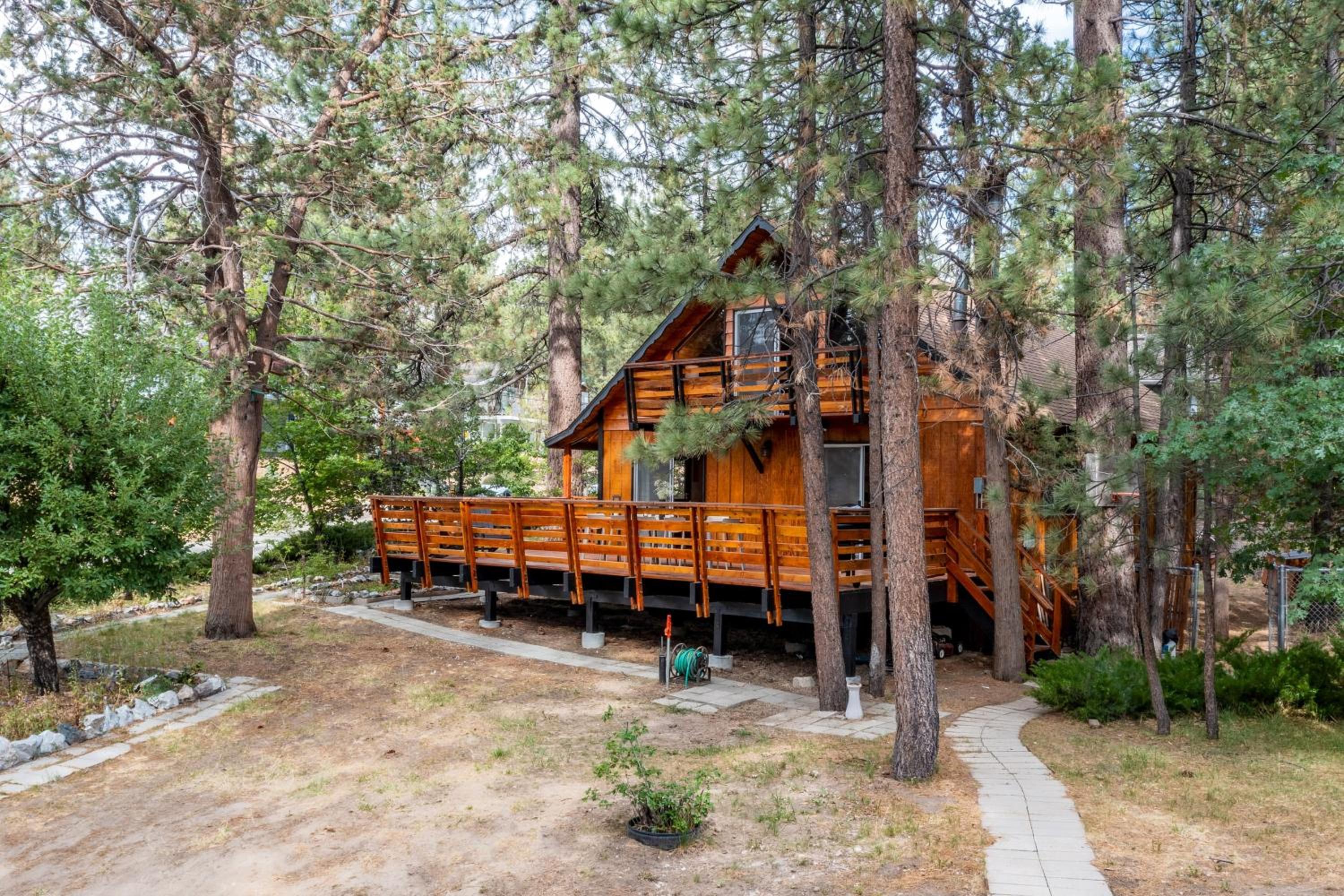 Updated Chic 4BDR w Large Deck Close to the Lake Avalon Pines by AvantStay