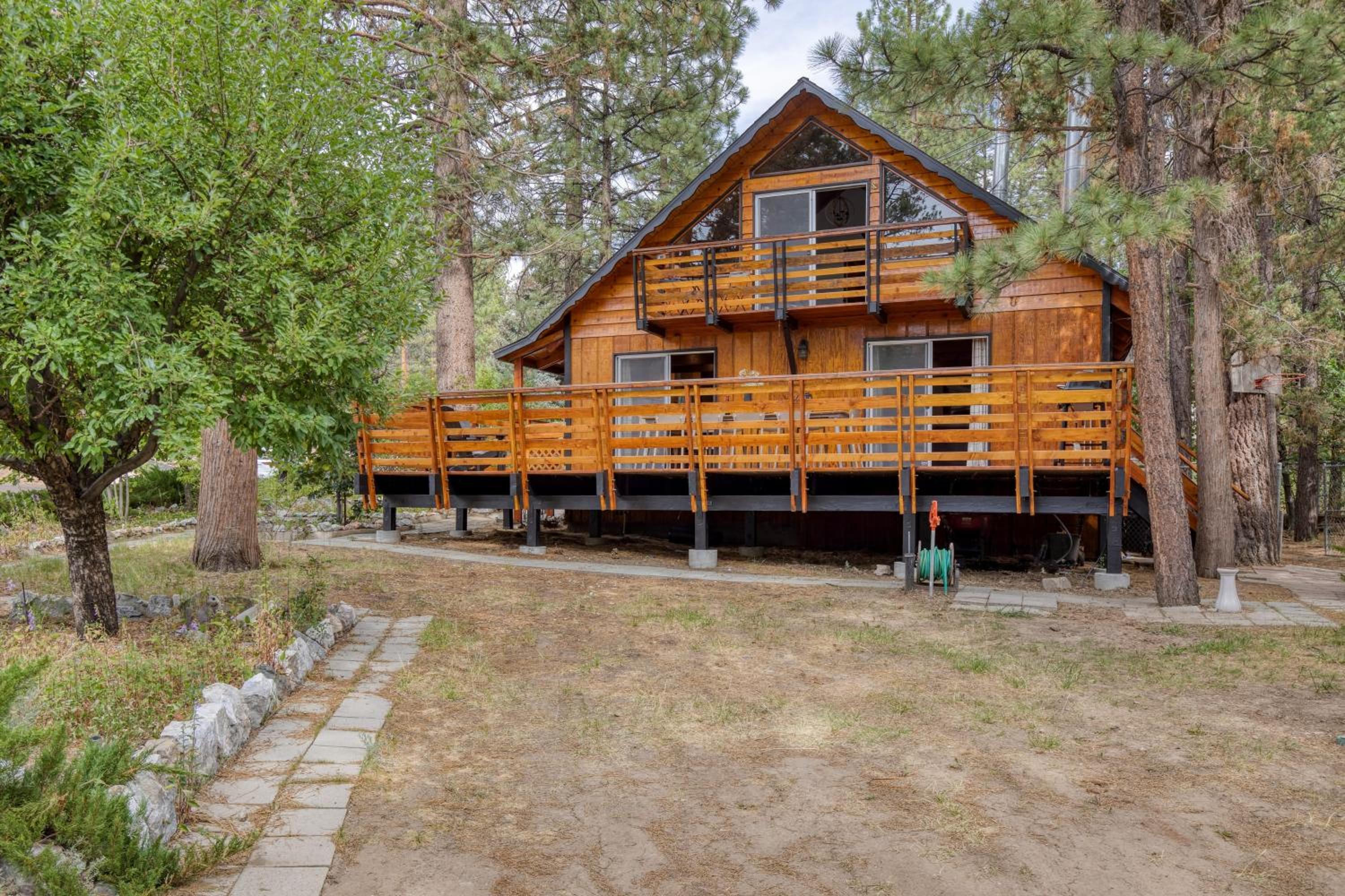 Updated Chic 4BDR w Large Deck Close to the Lake Avalon Pines by AvantStay