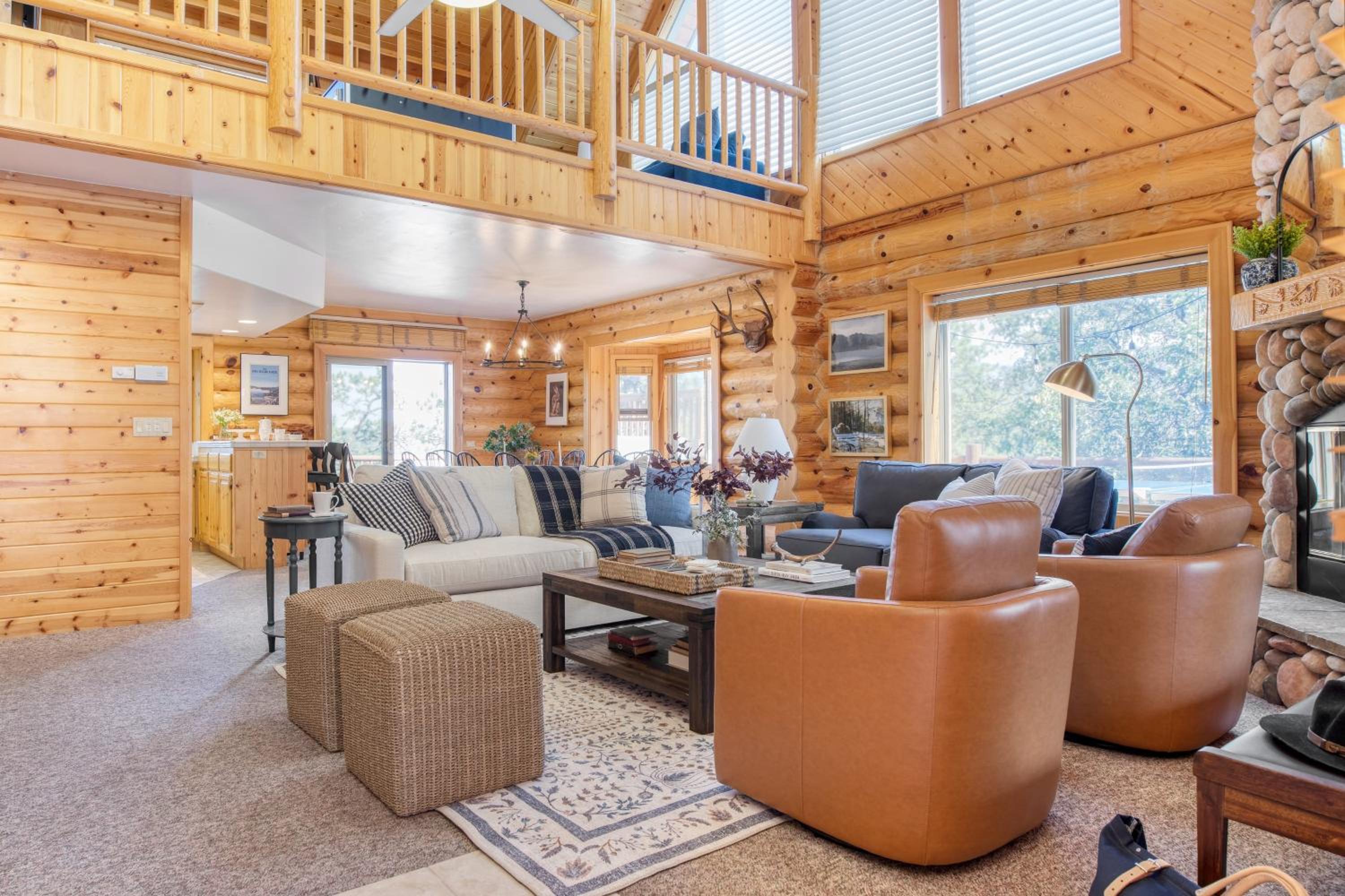 Tanglewood by AvantStay 10mins to Bear Mountain Contemporary Hillside Cabin