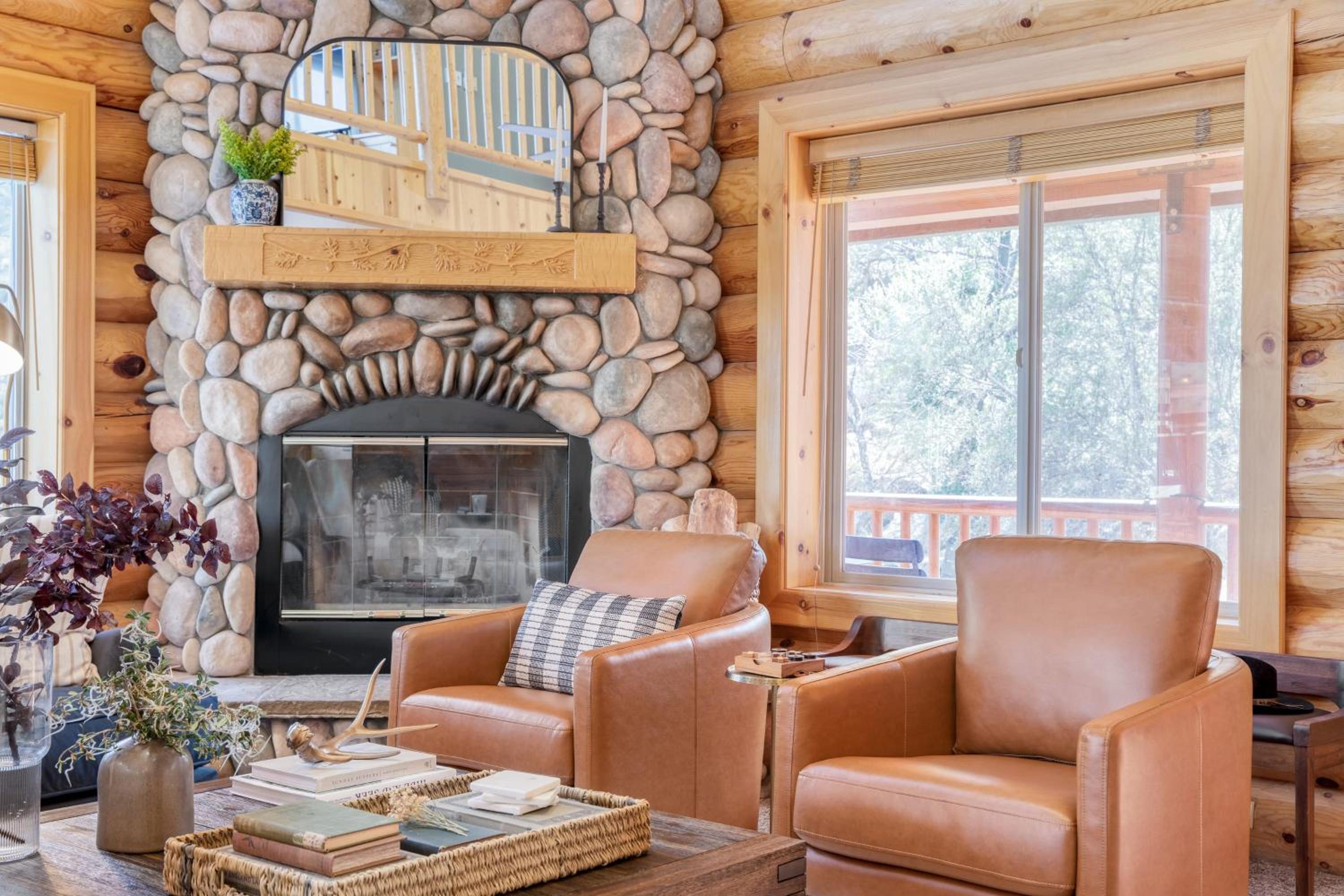Tanglewood by AvantStay 10mins to Bear Mountain Contemporary Hillside Cabin