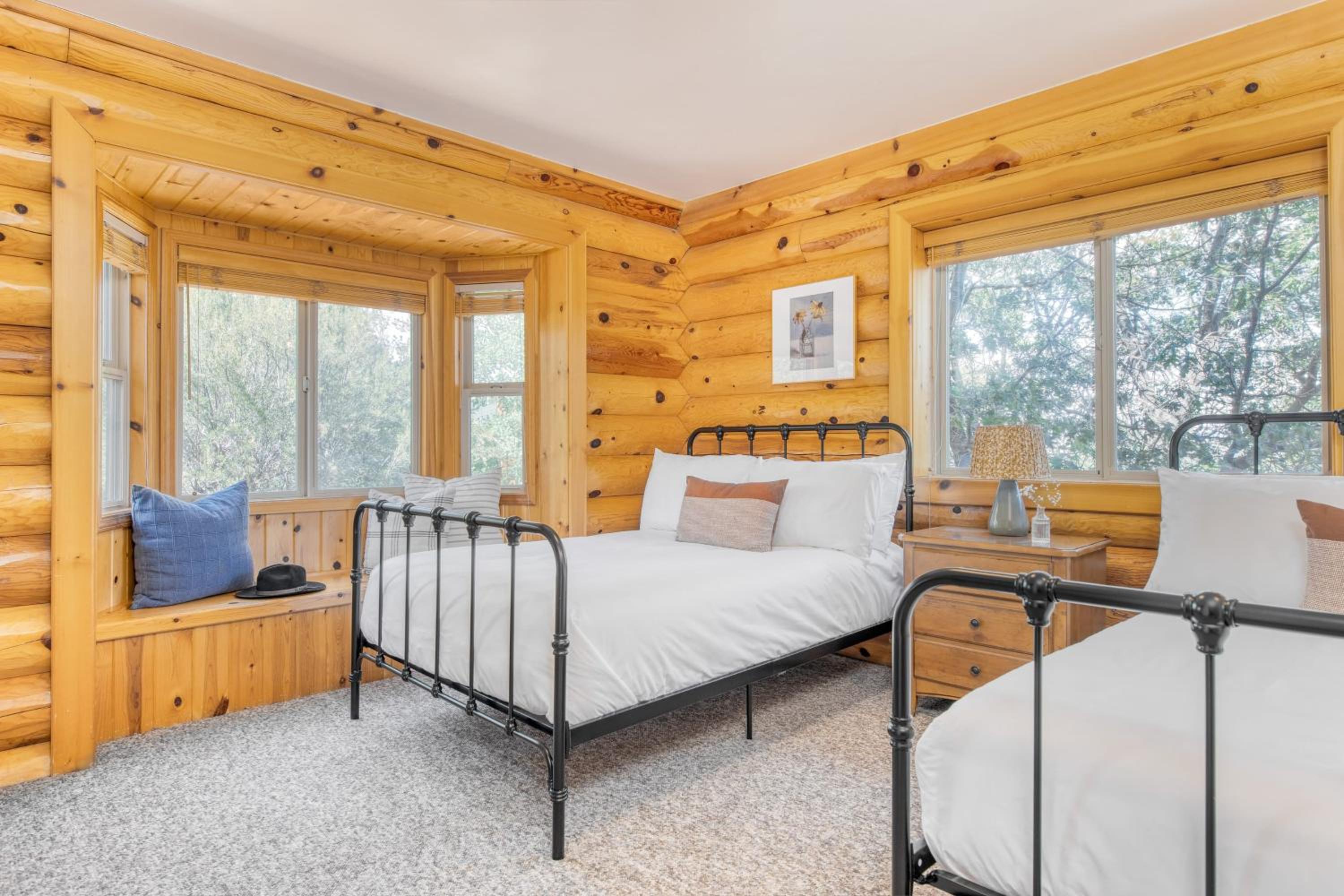 Tanglewood by AvantStay 10mins to Bear Mountain Contemporary Hillside Cabin