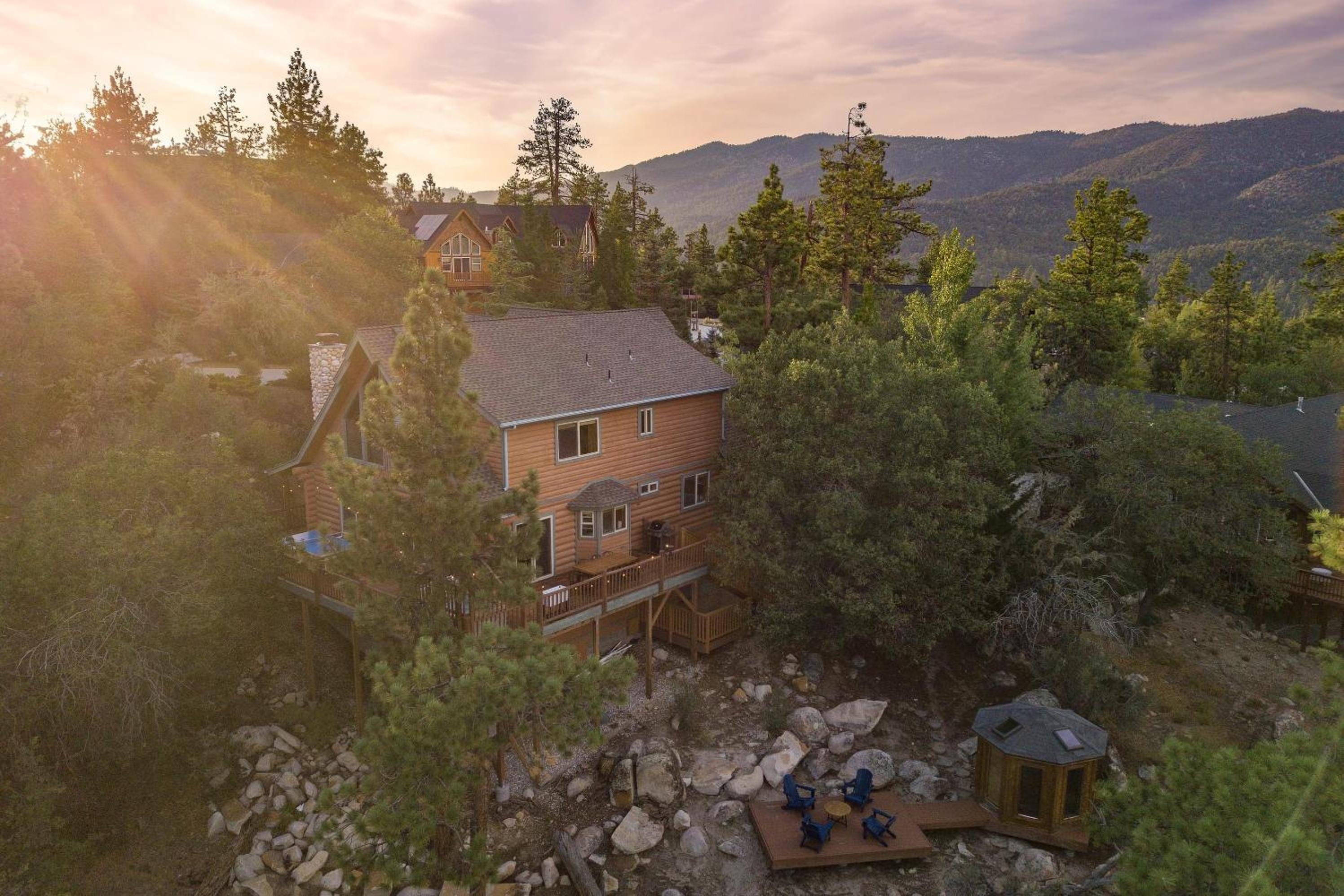 Tanglewood by AvantStay 10mins to Bear Mountain Contemporary Hillside Cabin