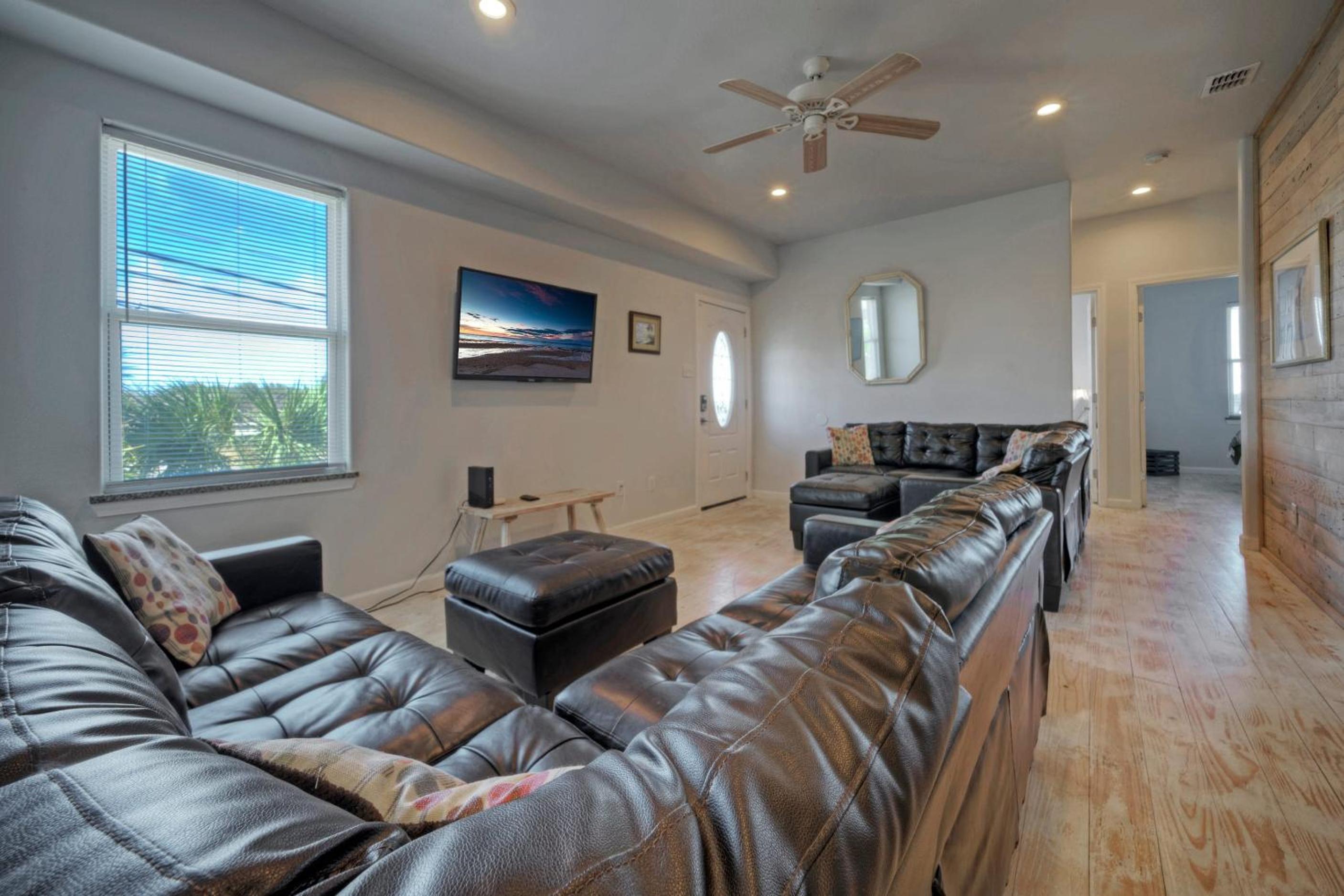 Sleeps 26 2 Homes w Waterfront Pool Boat Dock Laguna Village Escape