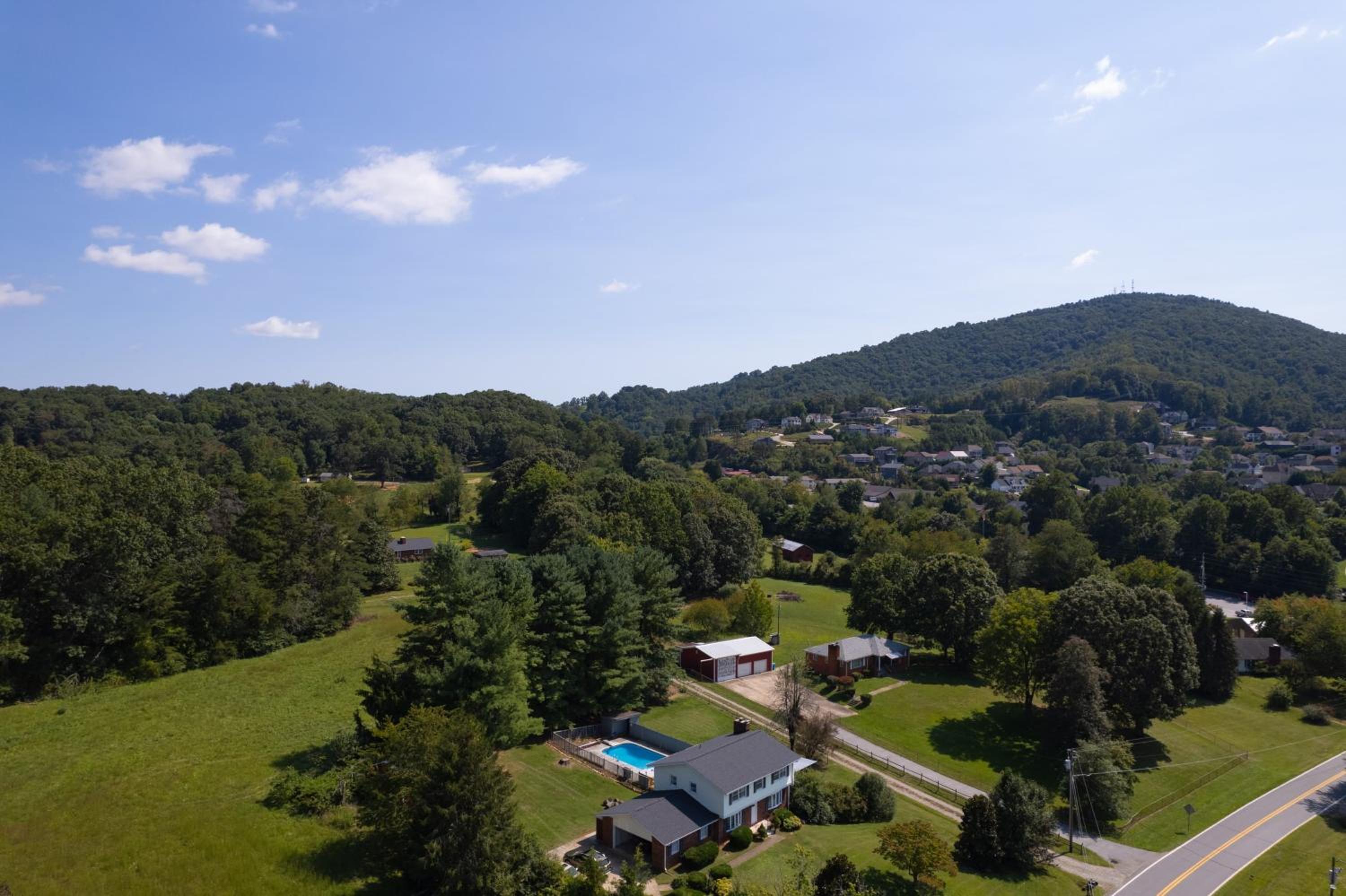Ridge Valley by AvantStay Upscale Asheville Escape w Pool