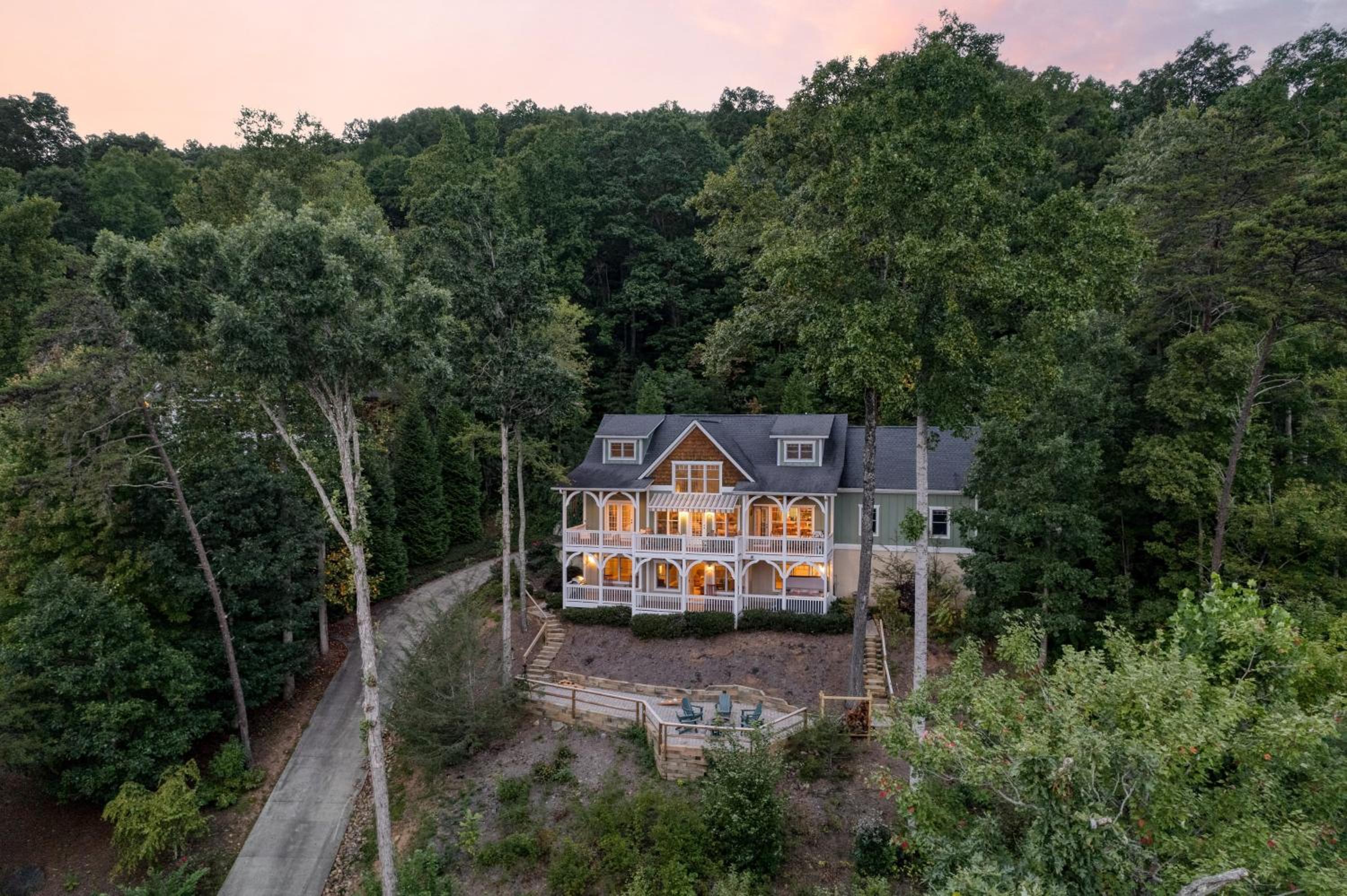 Juliet by AvantStay Mountain Views Near AshevilleBlack Mountain