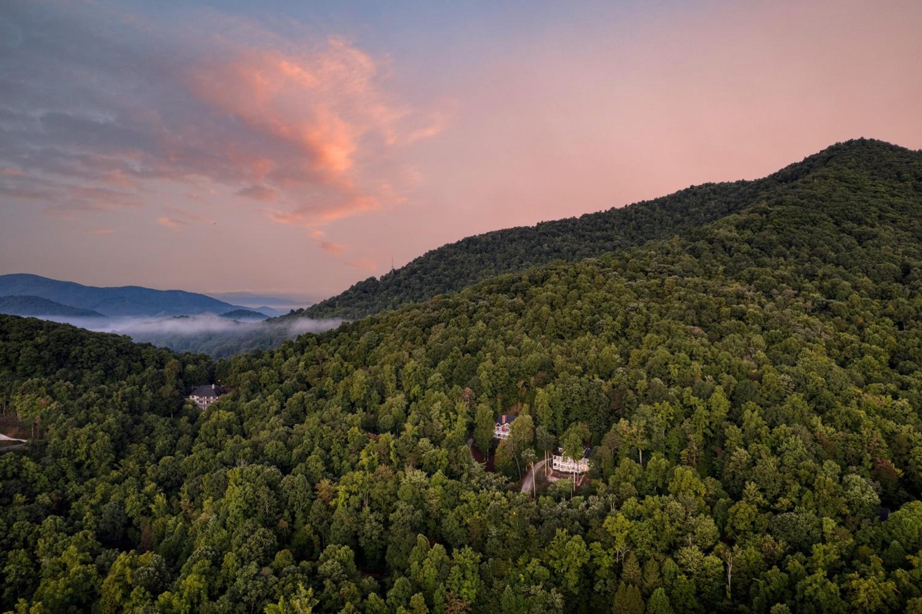 Juliet by AvantStay Mountain Views Near AshevilleBlack Mountain