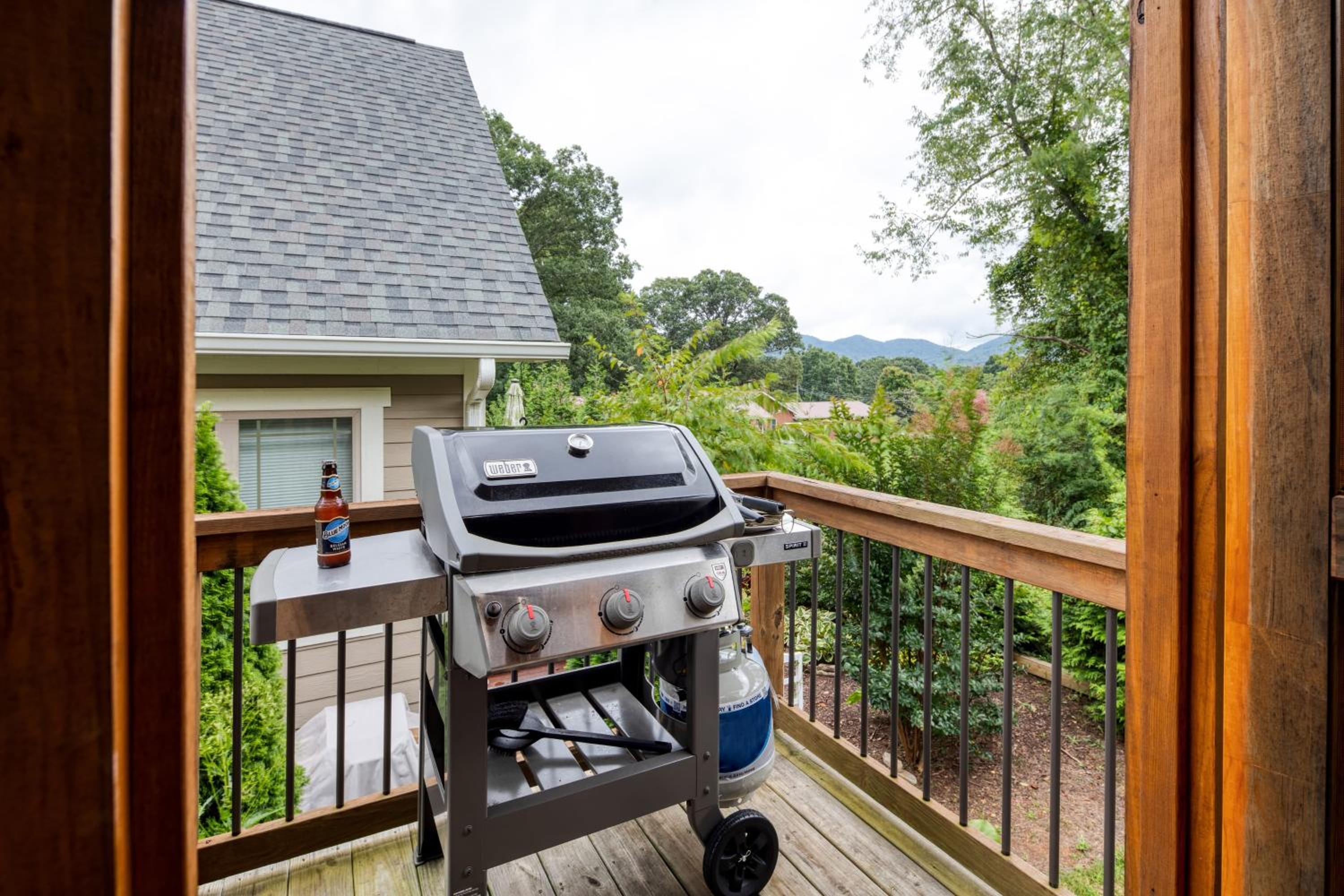 Sweetgum by AvantStay Black Mountain Retreat w Covered Deck