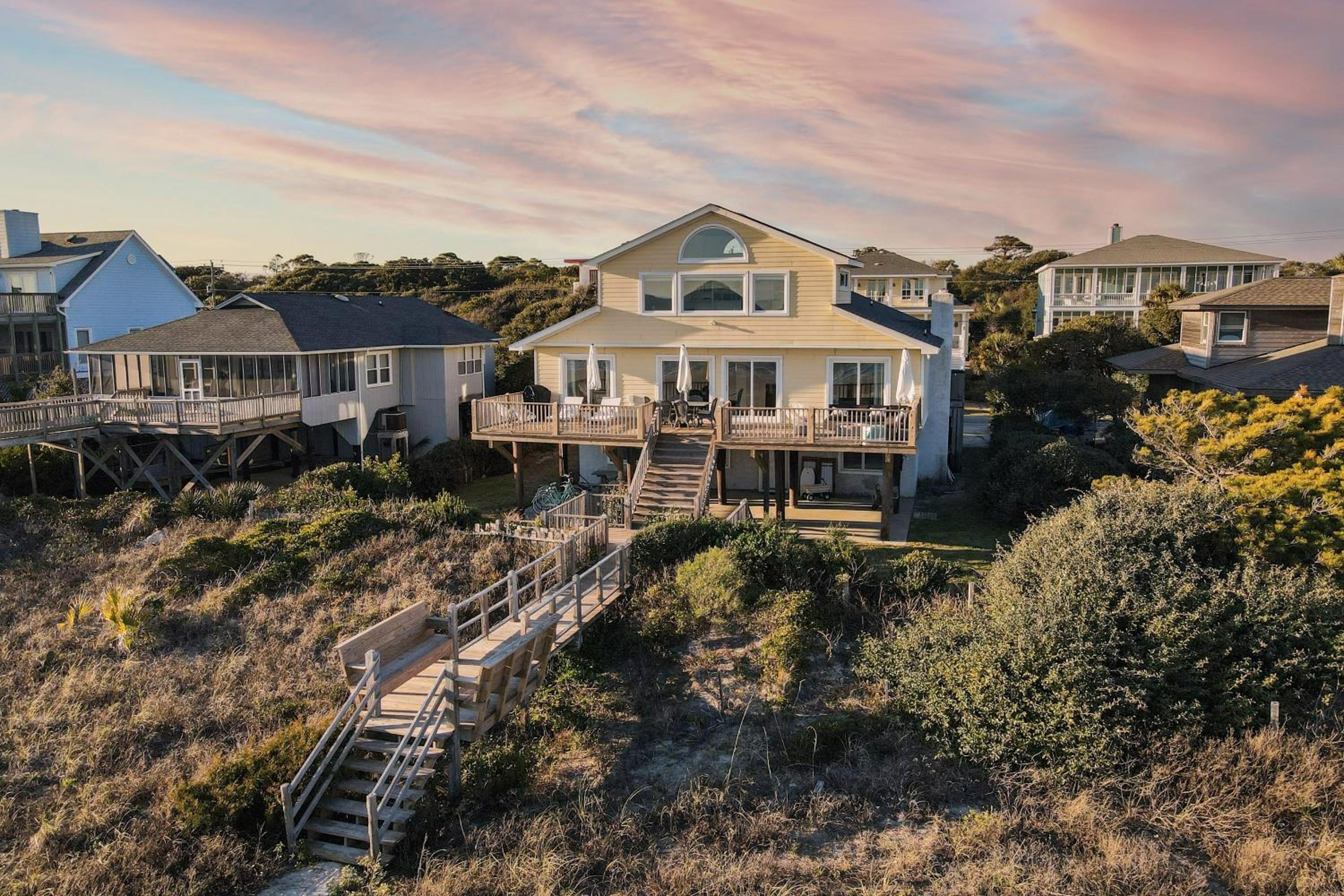 Lighthouse by AvantStay Beachfront View Home w Pool Table Ping Pong