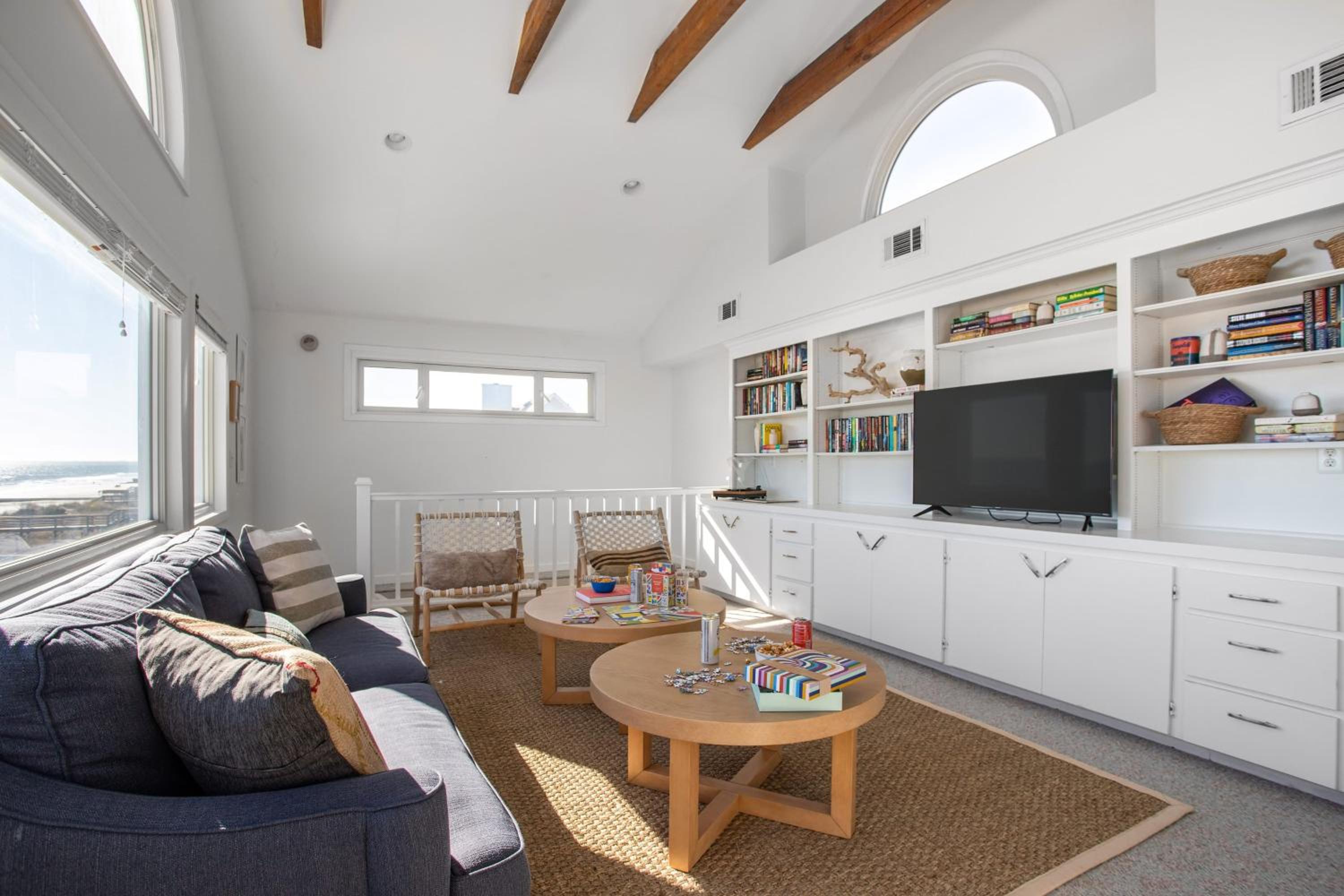 Lighthouse by AvantStay Beachfront View Home w Pool Table Ping Pong