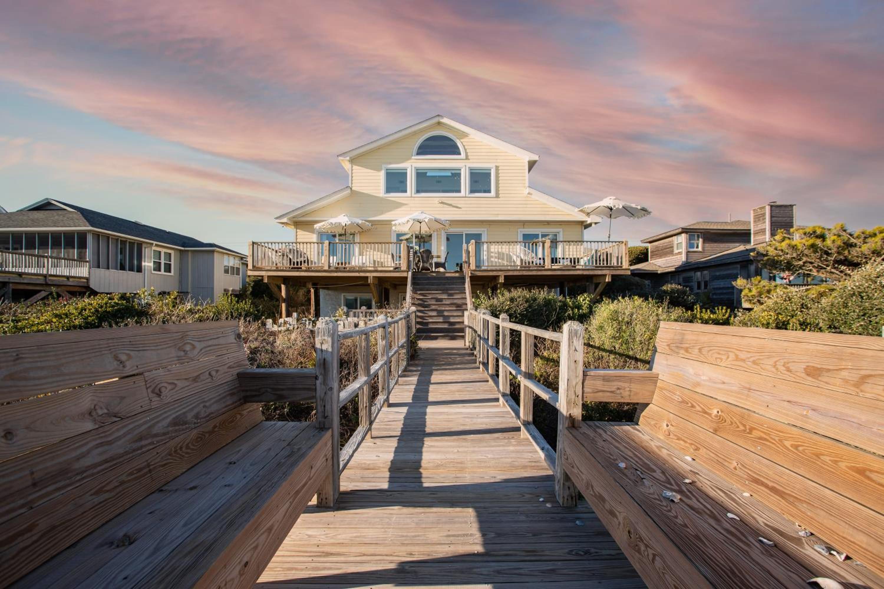 Lighthouse by AvantStay Beachfront View Home w Pool Table Ping Pong