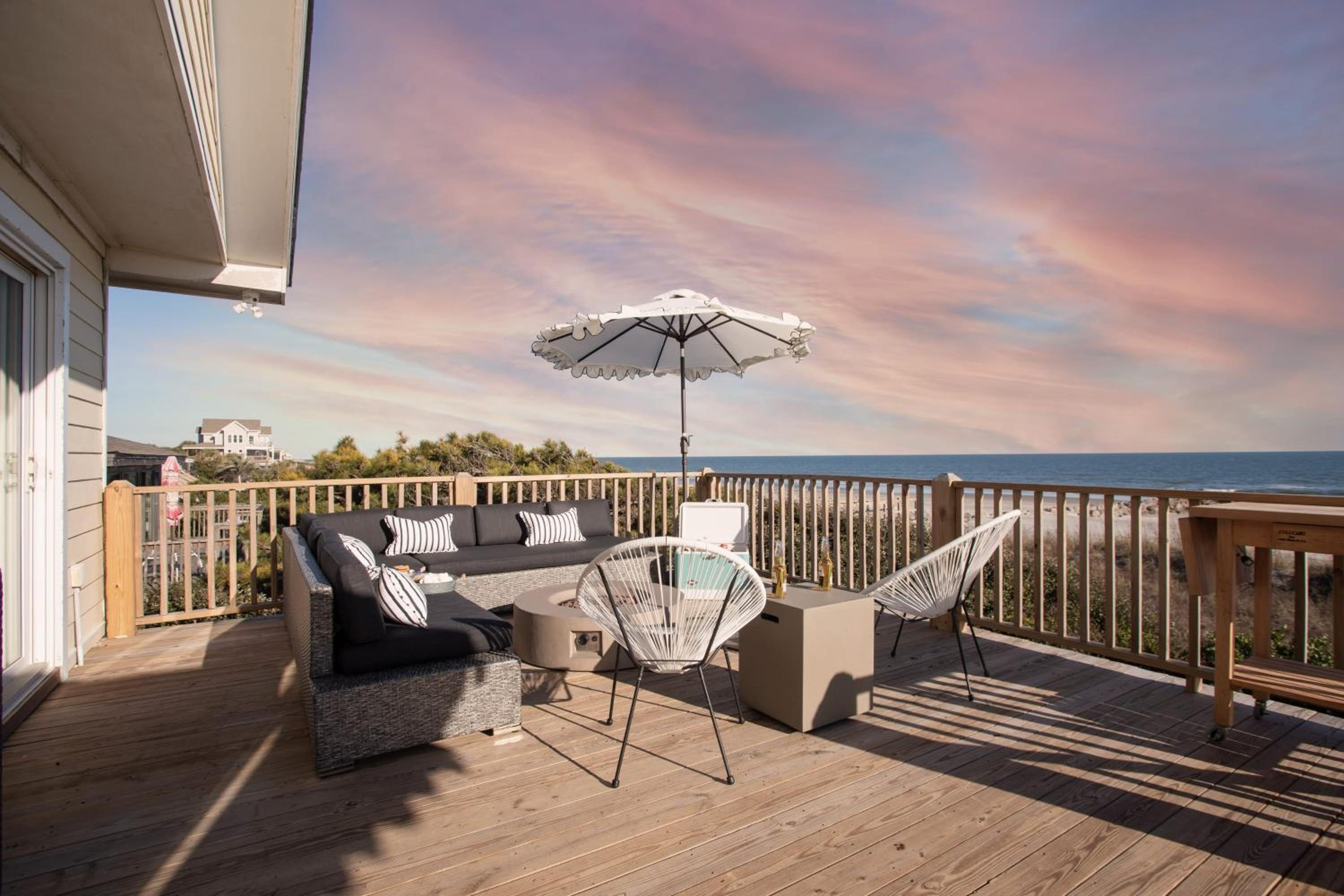 Lighthouse by AvantStay Beachfront View Home w Pool Table Ping Pong