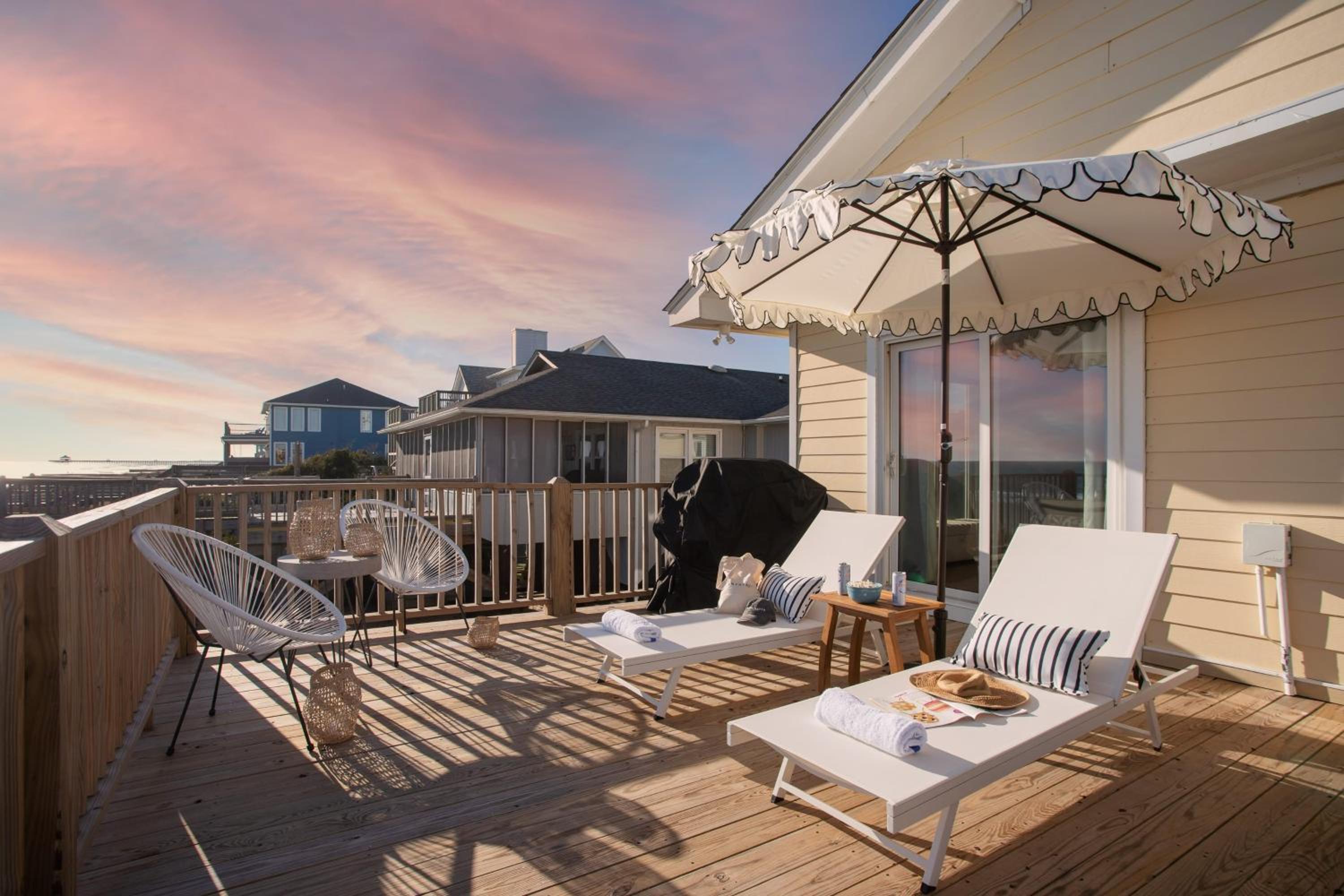 Lighthouse by AvantStay Beachfront View Home w Pool Table Ping Pong