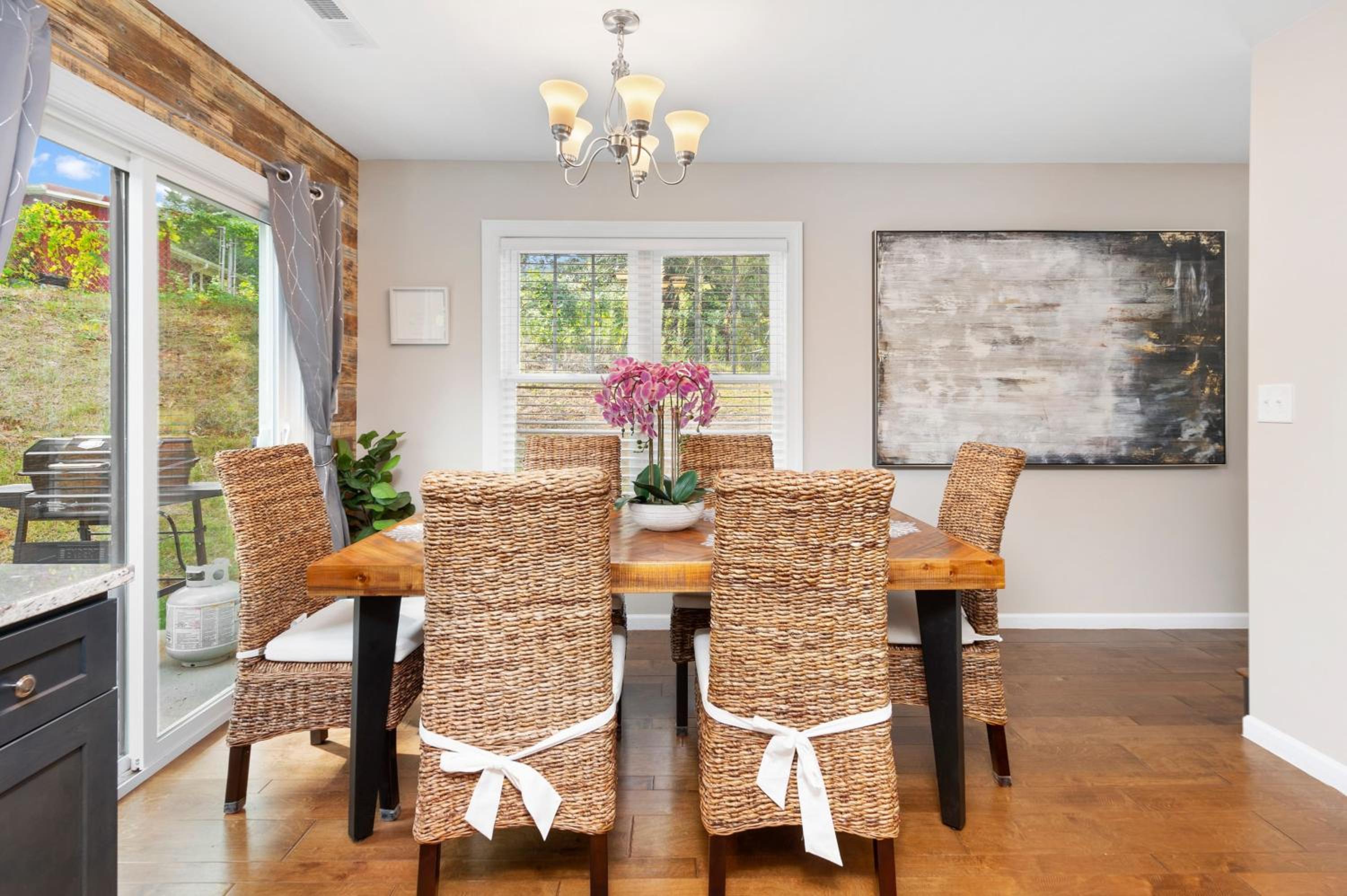 Modern Asheville Townhome 6 Min to Downtown Fire Pit Patio