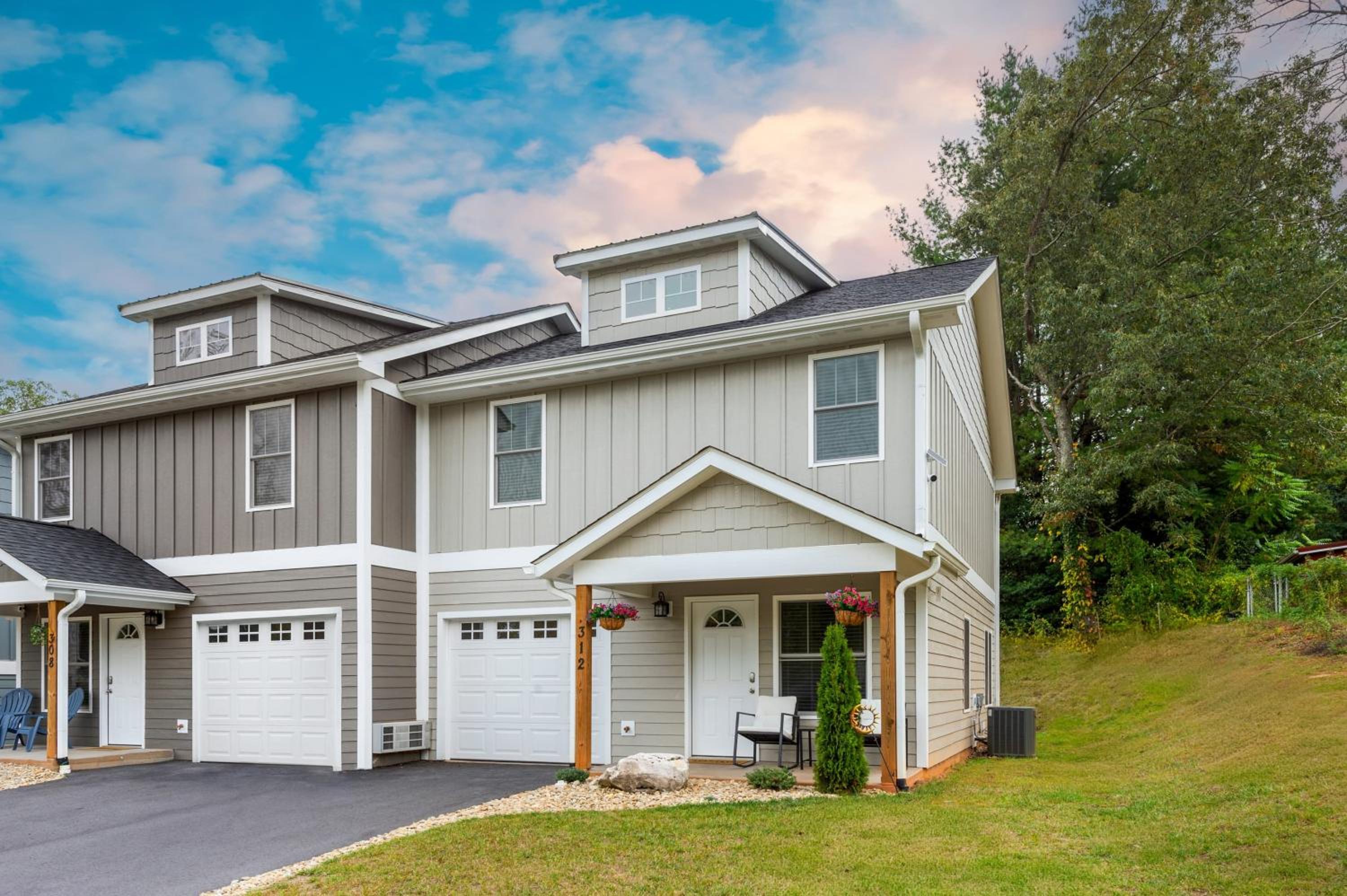 Modern Asheville Townhome 6 Min to Downtown Fire Pit Patio