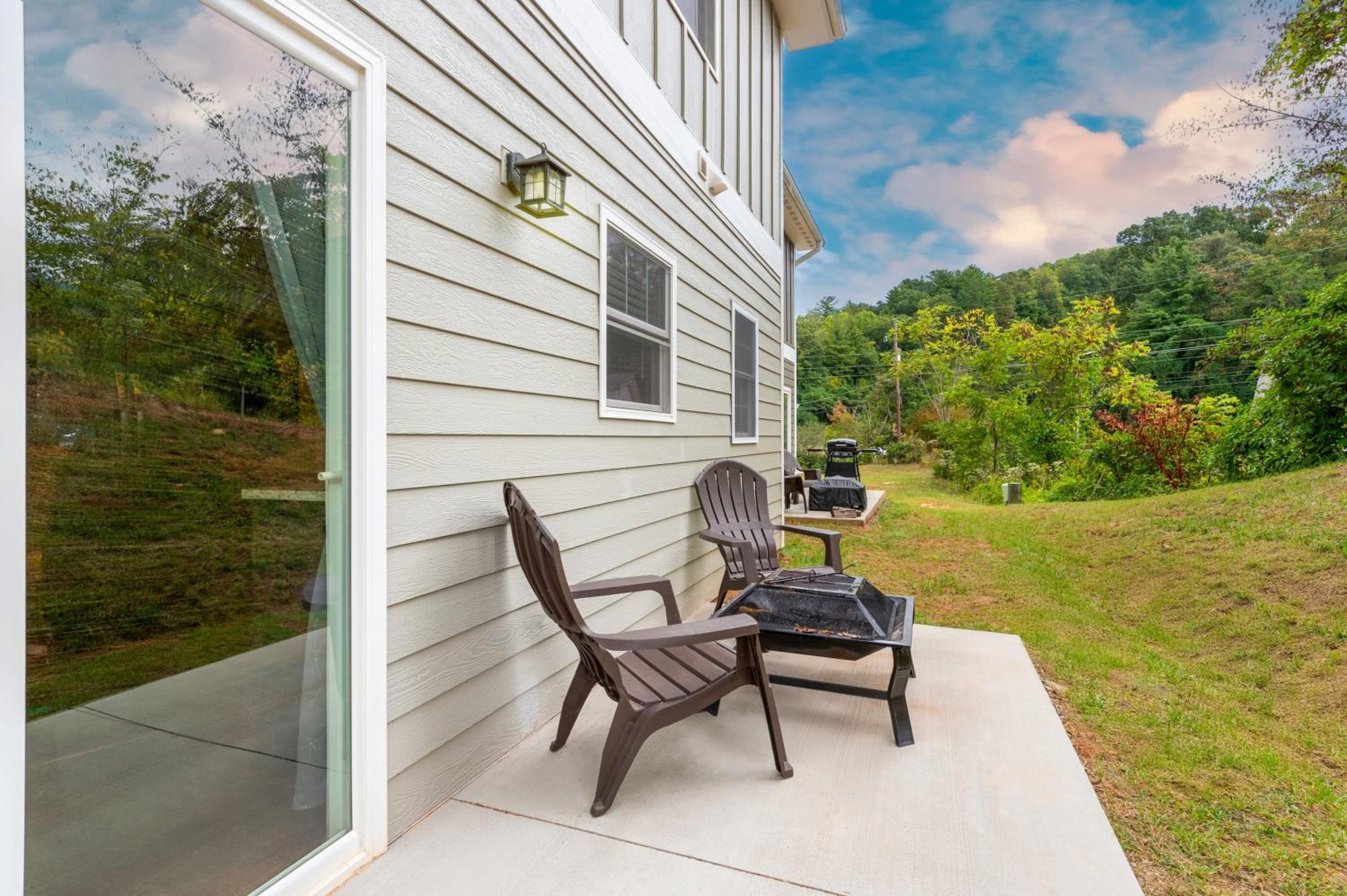 Modern Asheville Townhome 6 Min to Downtown Fire Pit Patio