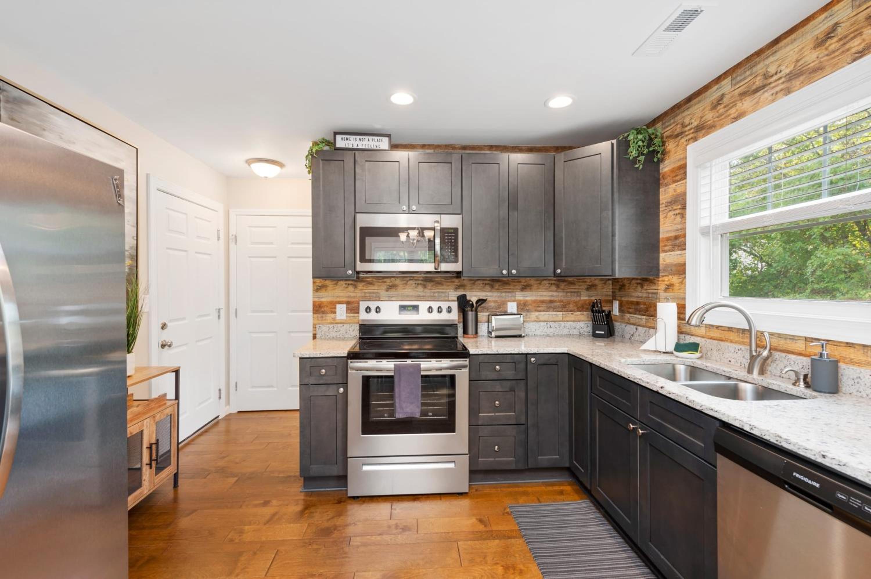 Modern Asheville Townhome 6 Min to Downtown Fire Pit Patio