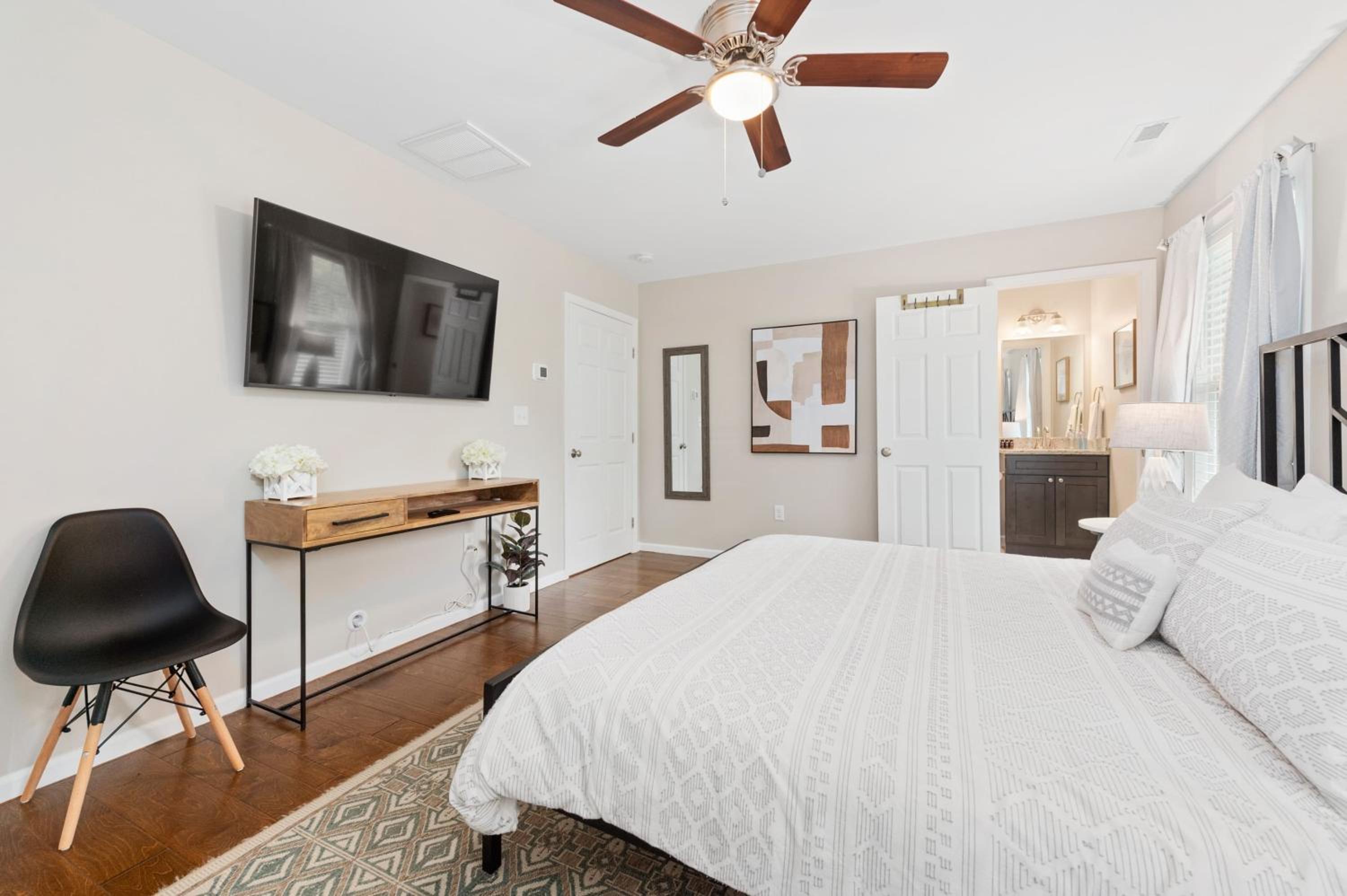 Modern Asheville Townhome 6 Min to Downtown Fire Pit Patio
