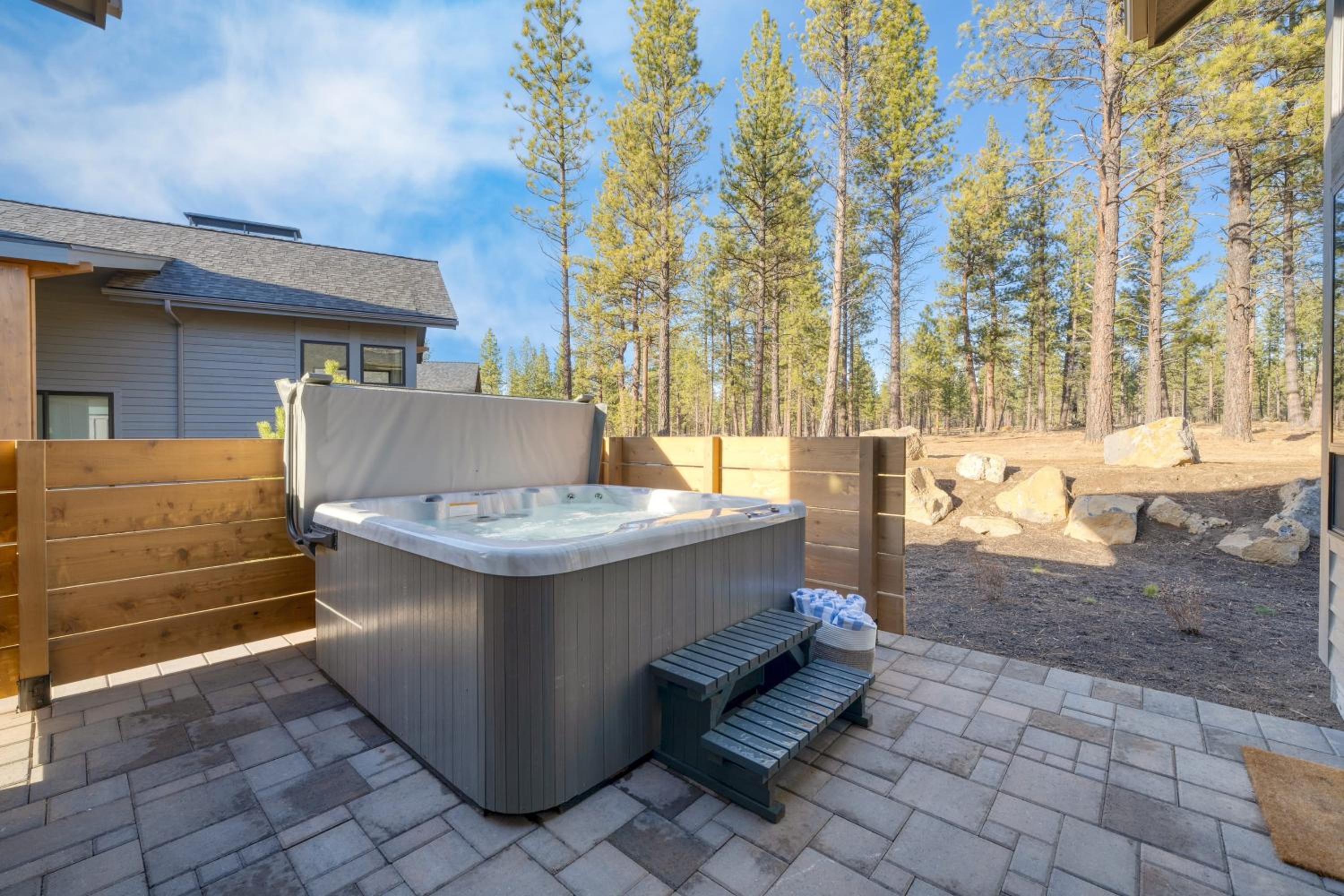 Grand Fir by AvantStay Hot Tub and Firepit