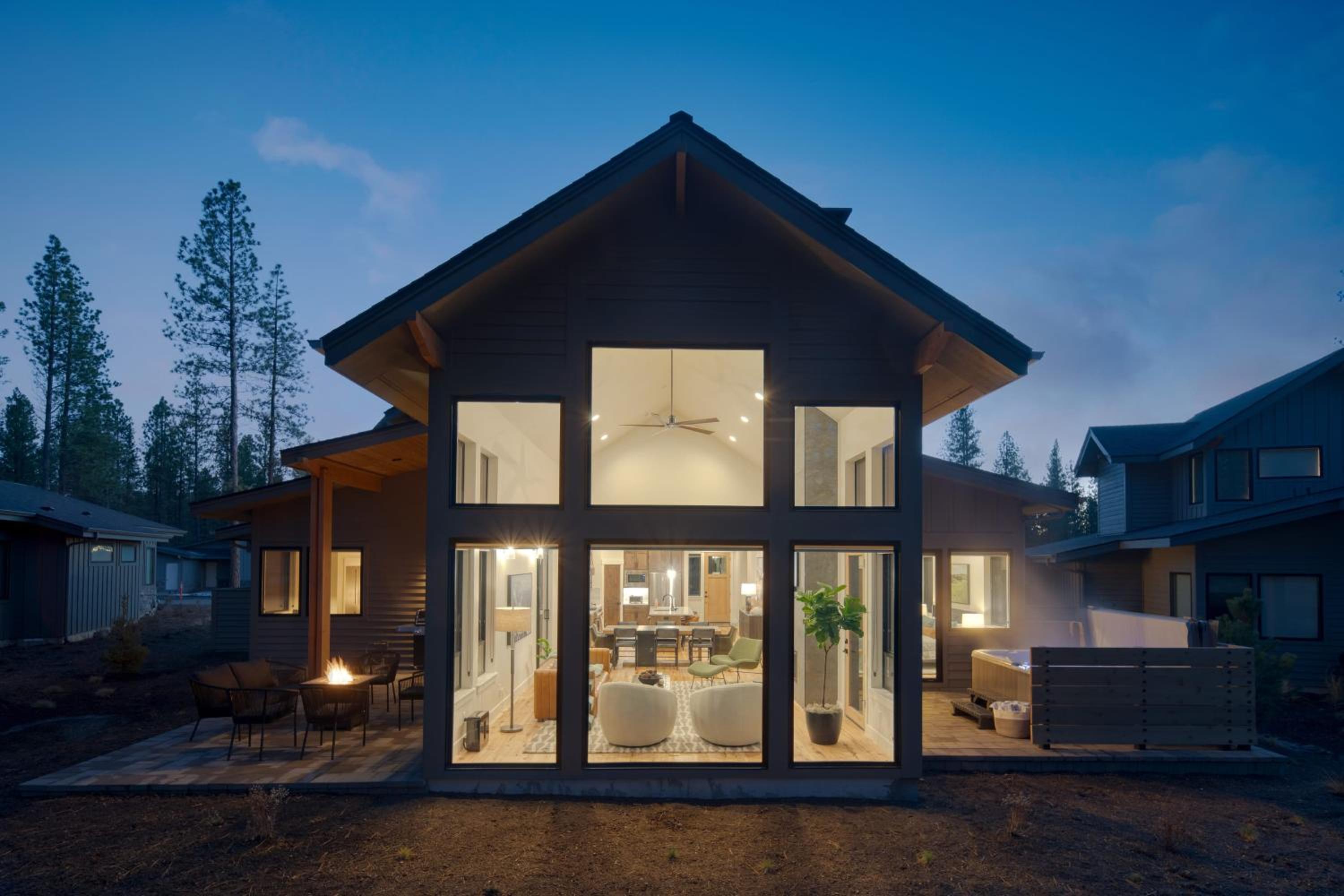 Grand Fir by AvantStay Hot Tub and Firepit
