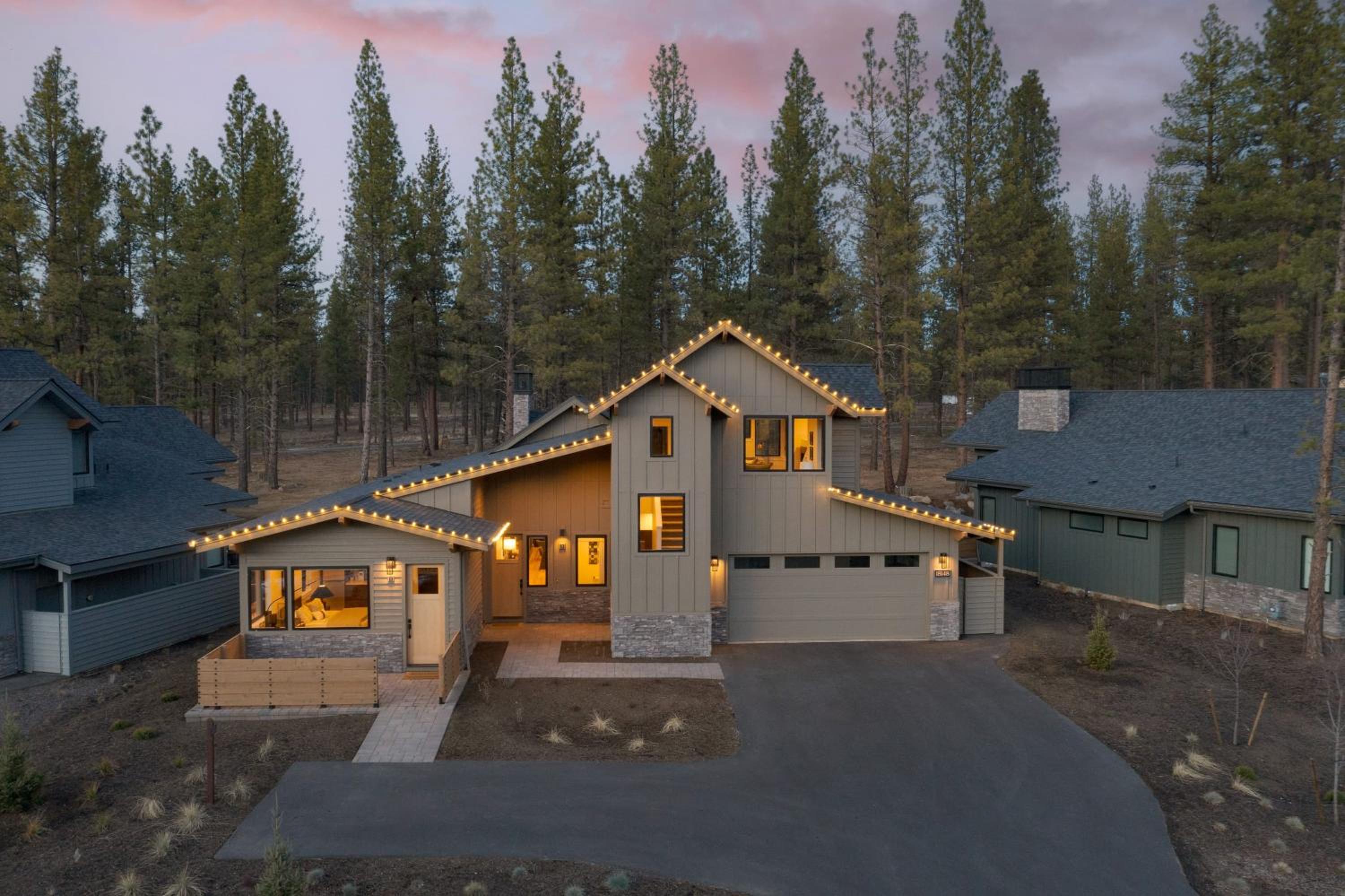 Grand Fir by AvantStay Hot Tub and Firepit