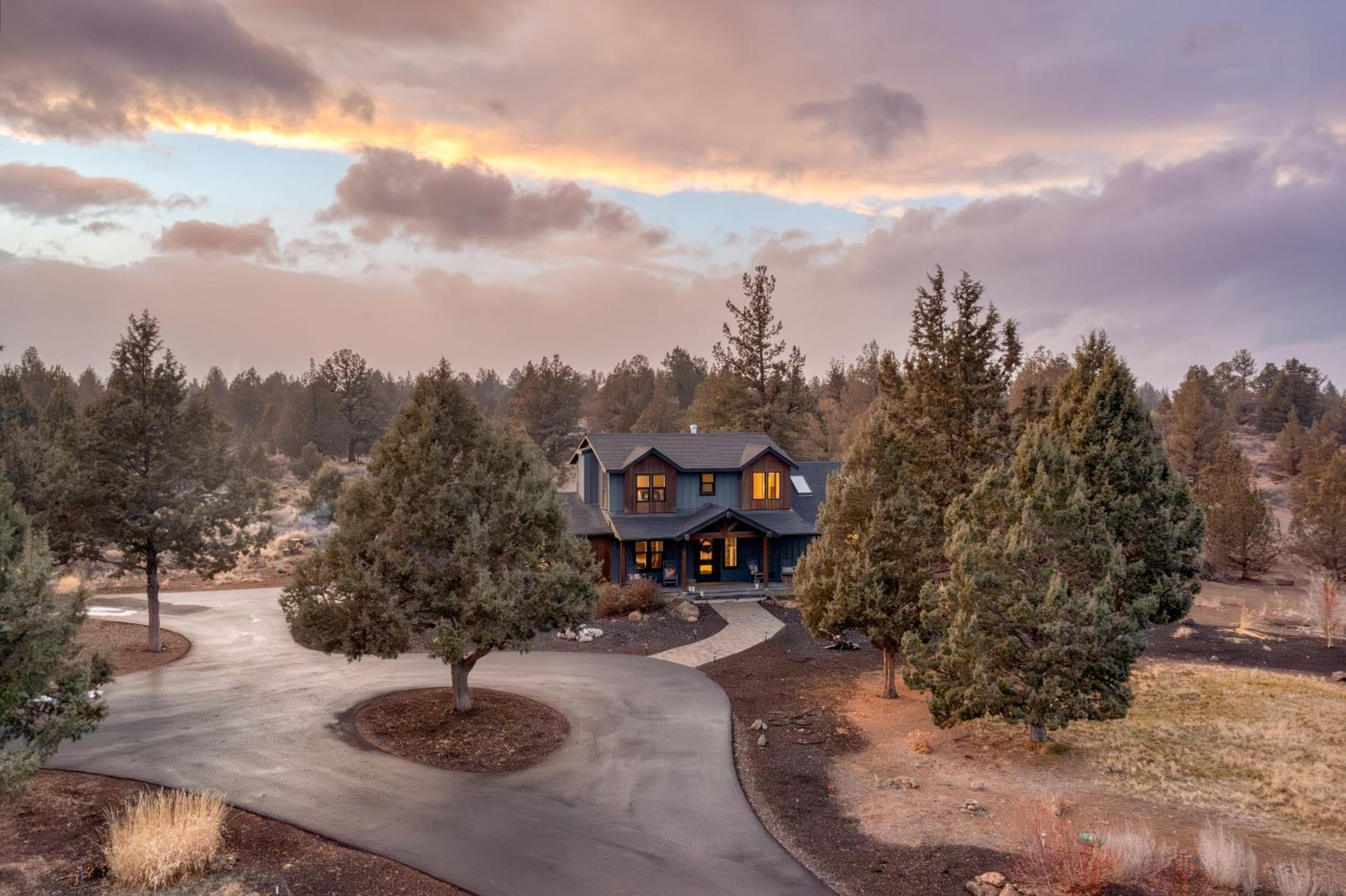 The Gem Estate by AvantStay Modern Farmhouse w Lavender Fields Hot Tub