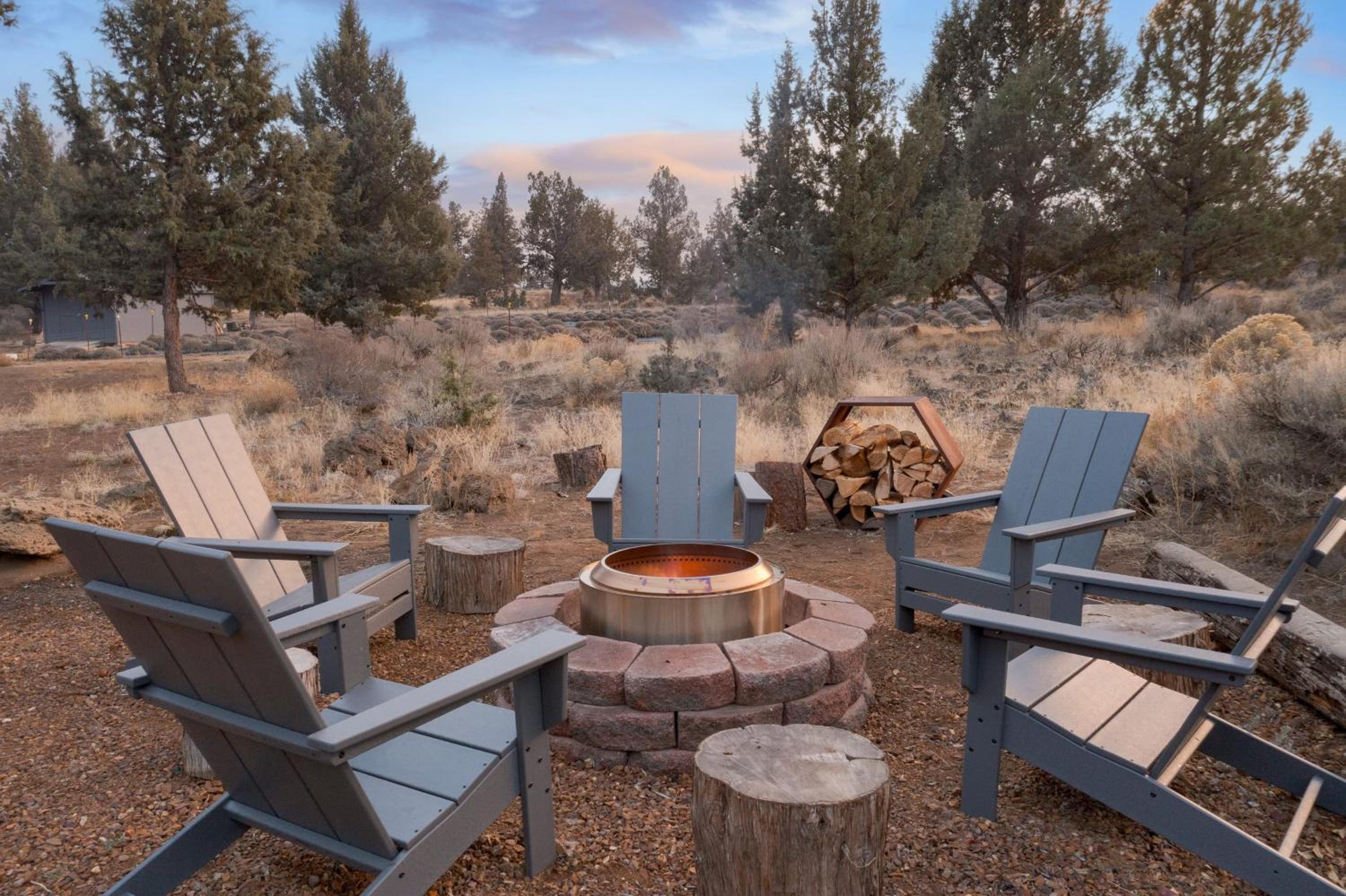 The Gem Estate by AvantStay Modern Farmhouse w Lavender Fields Hot Tub