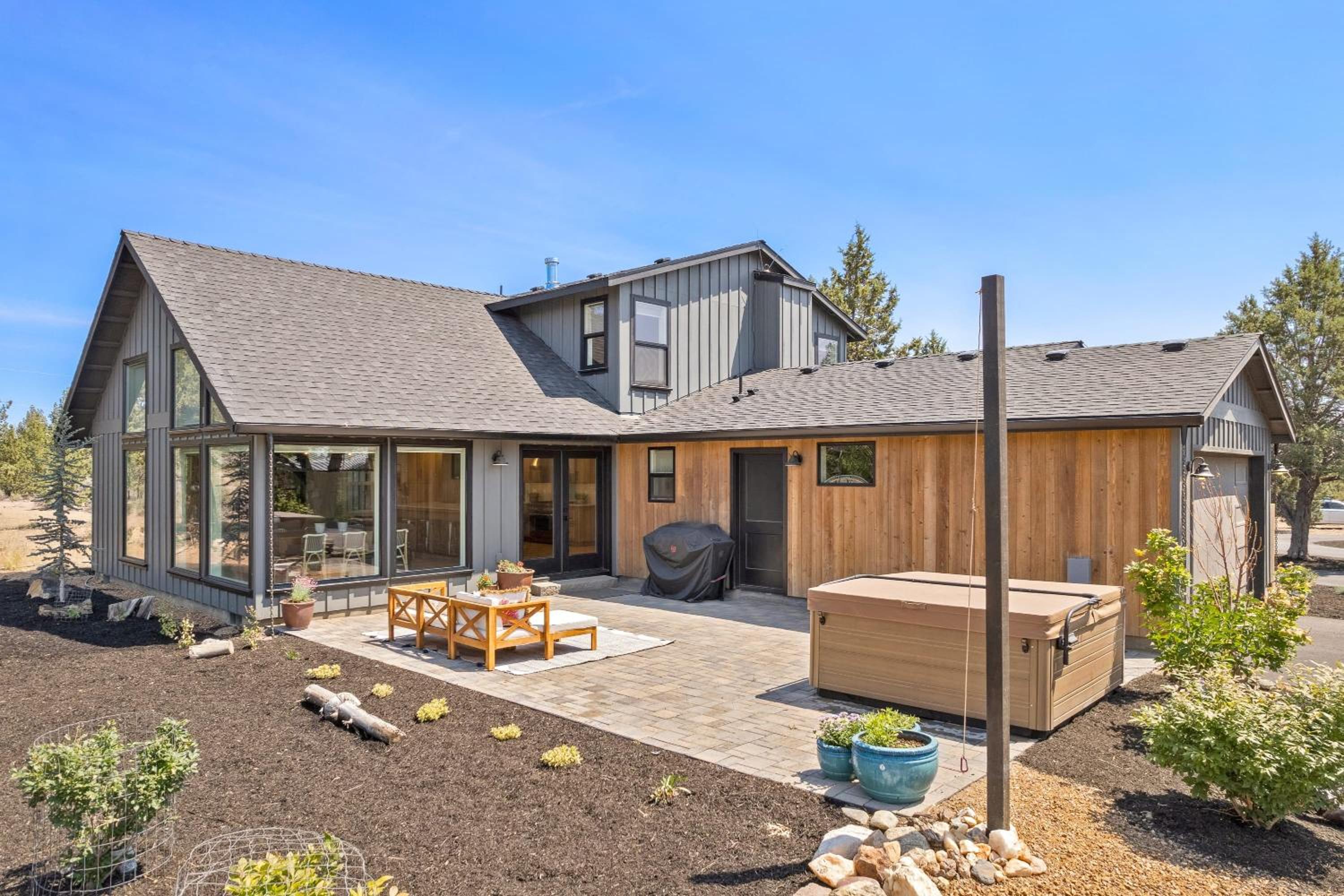 The Gem Estate by AvantStay Modern Farmhouse w Lavender Fields Hot Tub