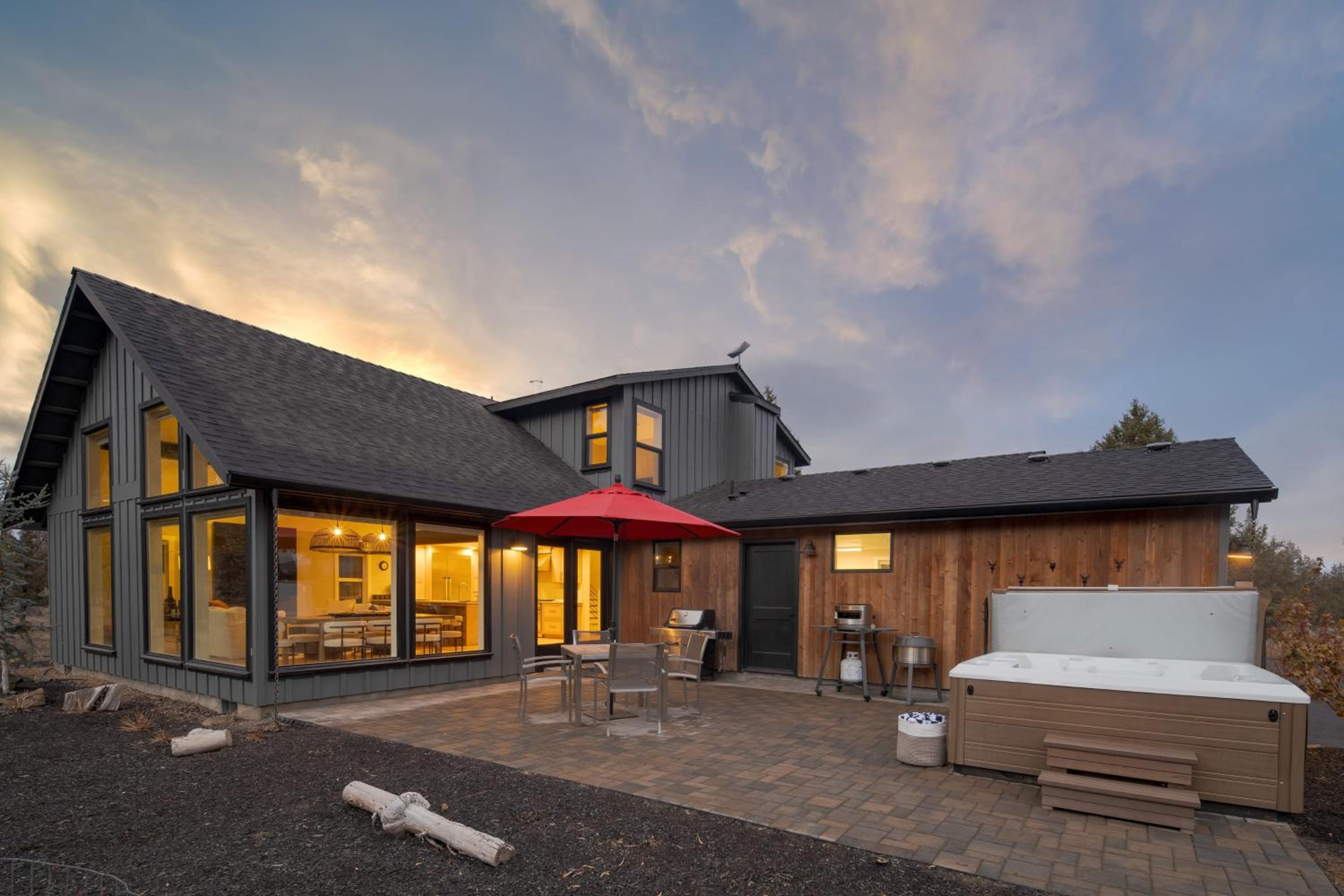 The Gem Estate by AvantStay Modern Farmhouse w Lavender Fields Hot Tub
