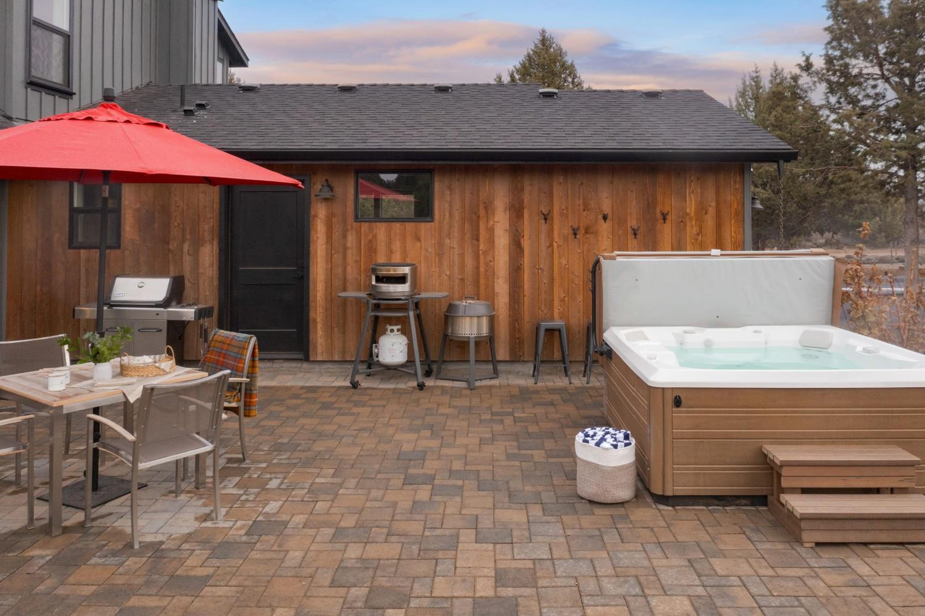 The Gem Estate by AvantStay Modern Farmhouse w Lavender Fields Hot Tub
