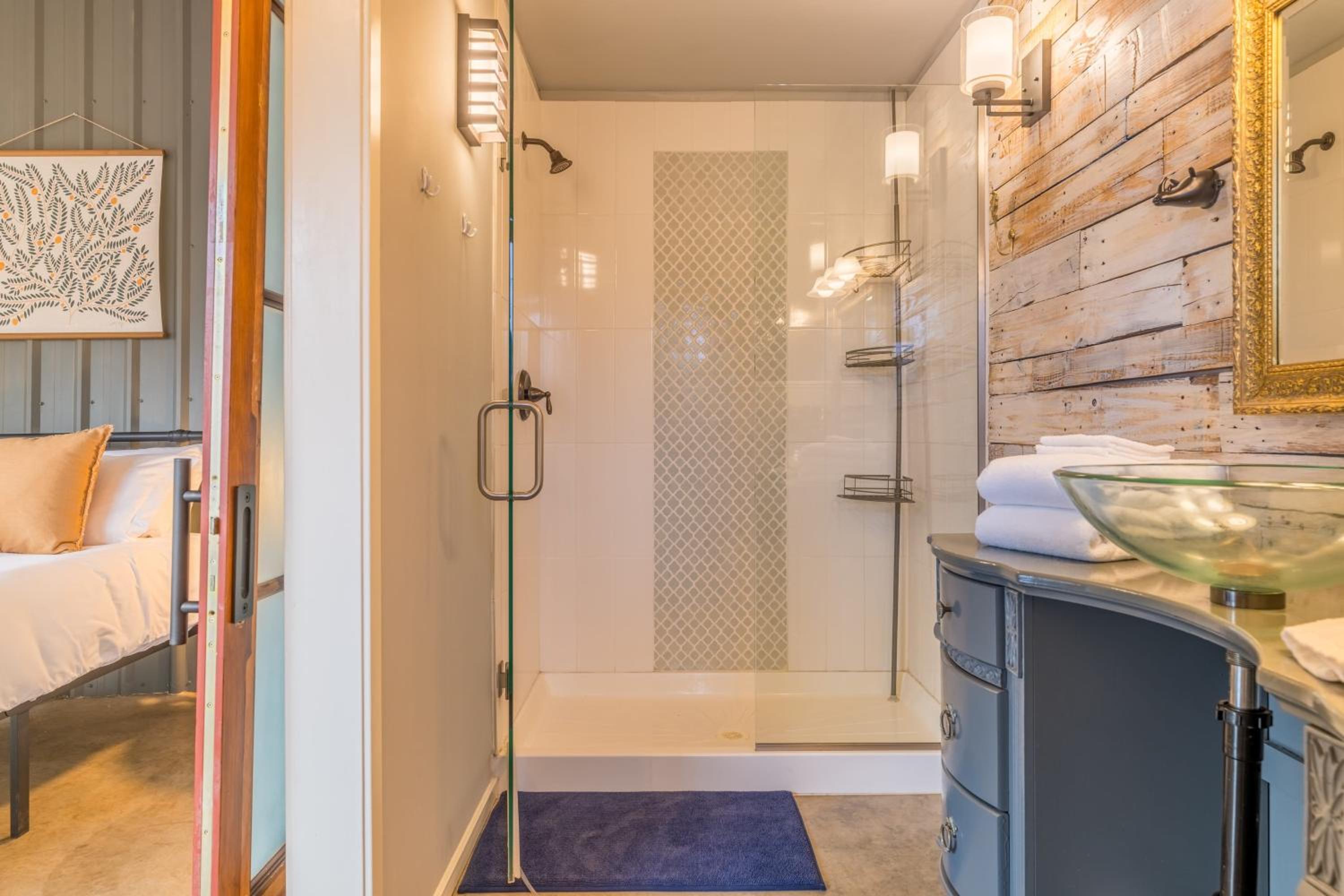 The Gem Estate by AvantStay Modern Farmhouse w Lavender Fields Hot Tub
