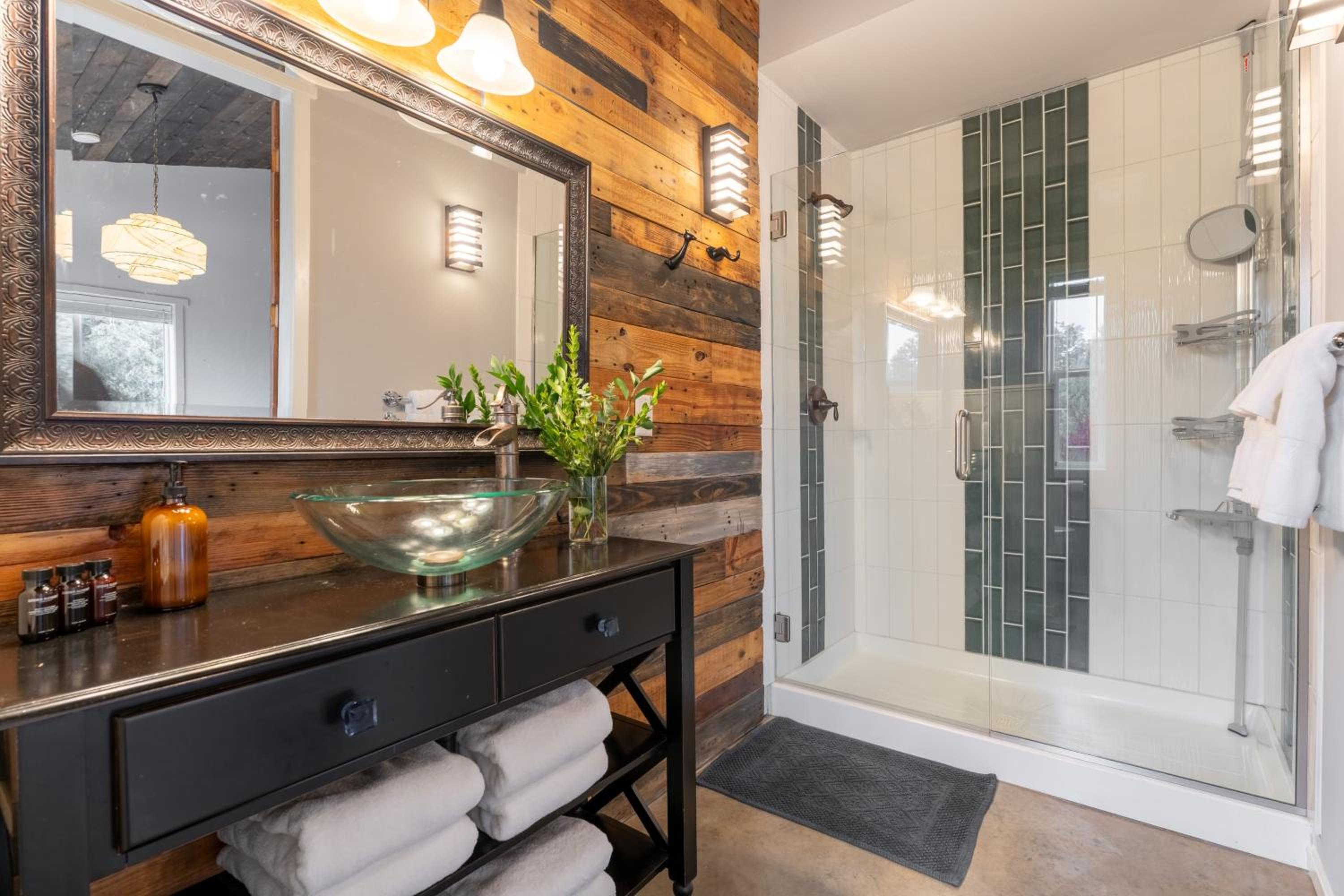 The Gem Estate by AvantStay Modern Farmhouse w Lavender Fields Hot Tub