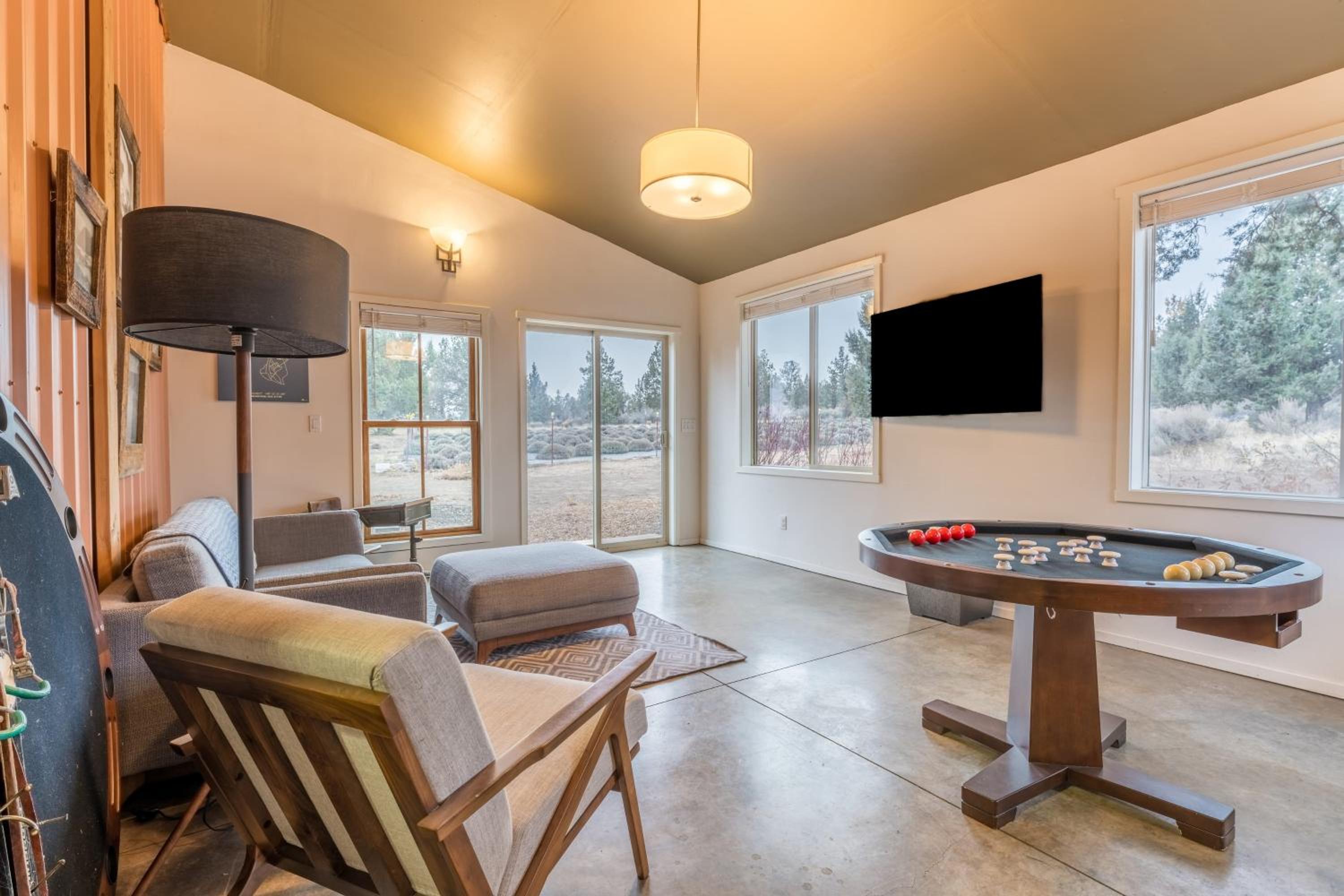 The Gem Estate by AvantStay Modern Farmhouse w Lavender Fields Hot Tub