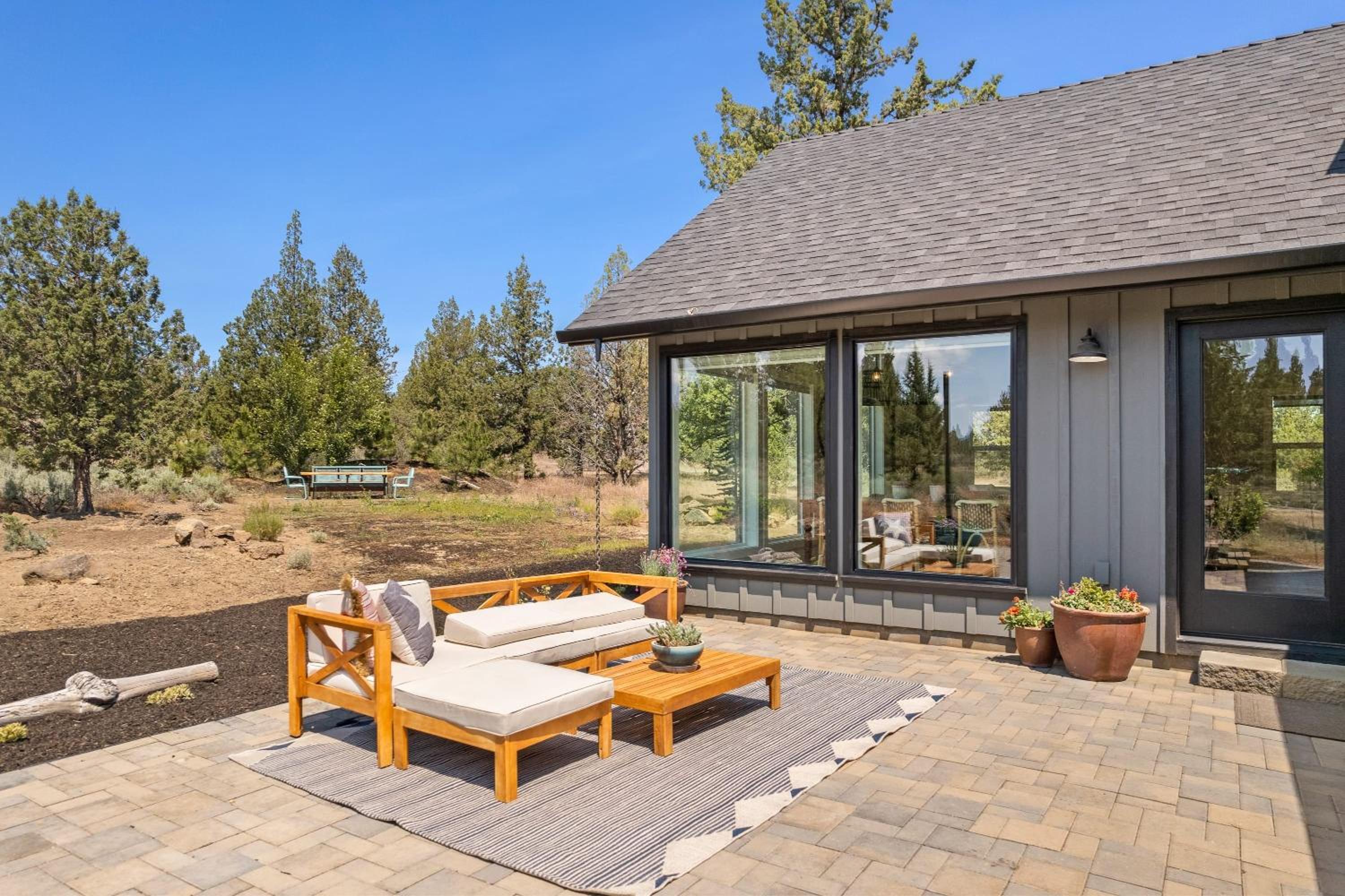 The Gem Estate by AvantStay Modern Farmhouse w Lavender Fields Hot Tub