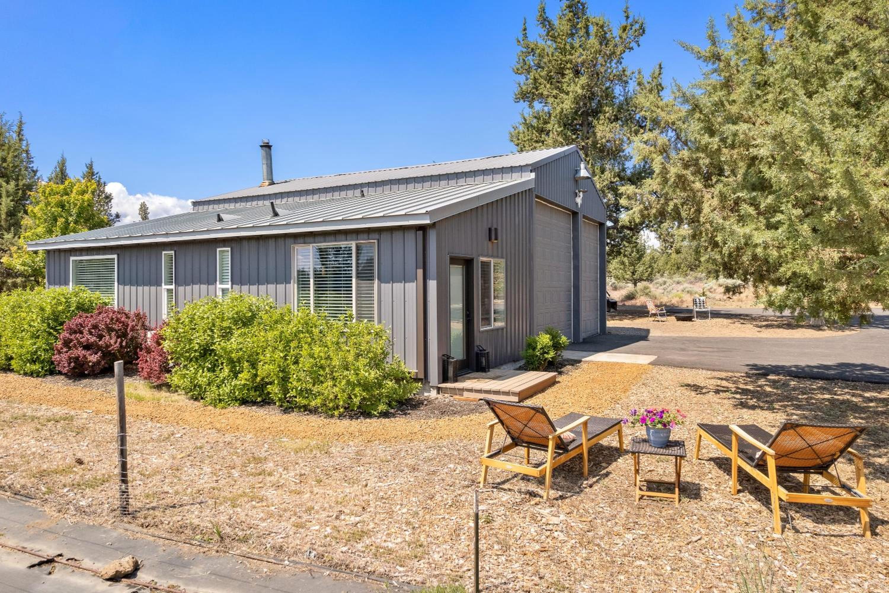 The Gem Estate by AvantStay Modern Farmhouse w Lavender Fields Hot Tub