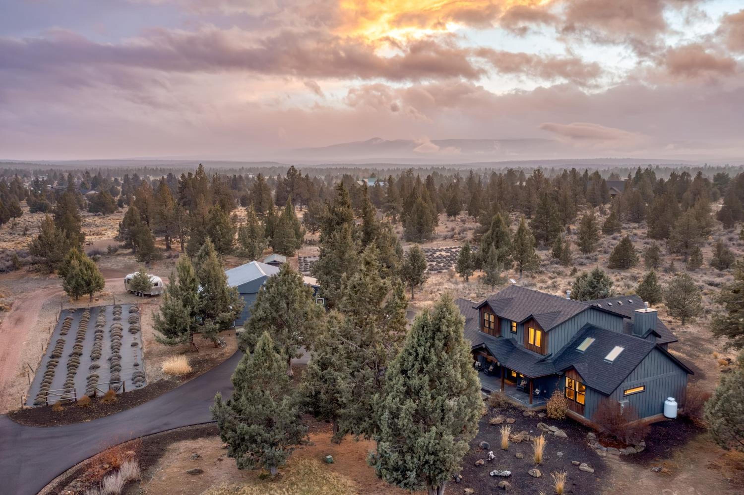 The Gem Estate by AvantStay Modern Farmhouse w Lavender Fields Hot Tub
