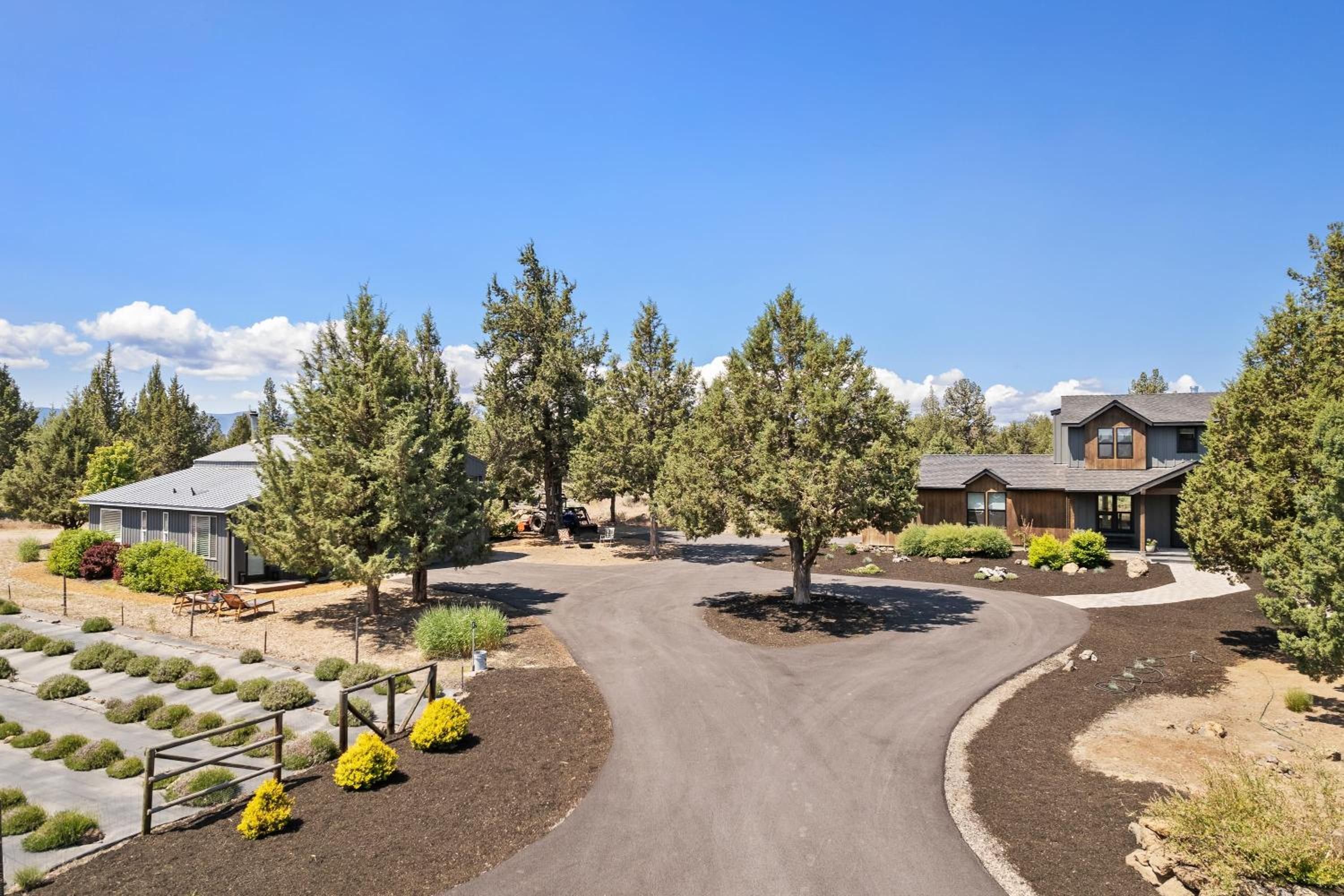 The Gem Estate by AvantStay Modern Farmhouse w Lavender Fields Hot Tub