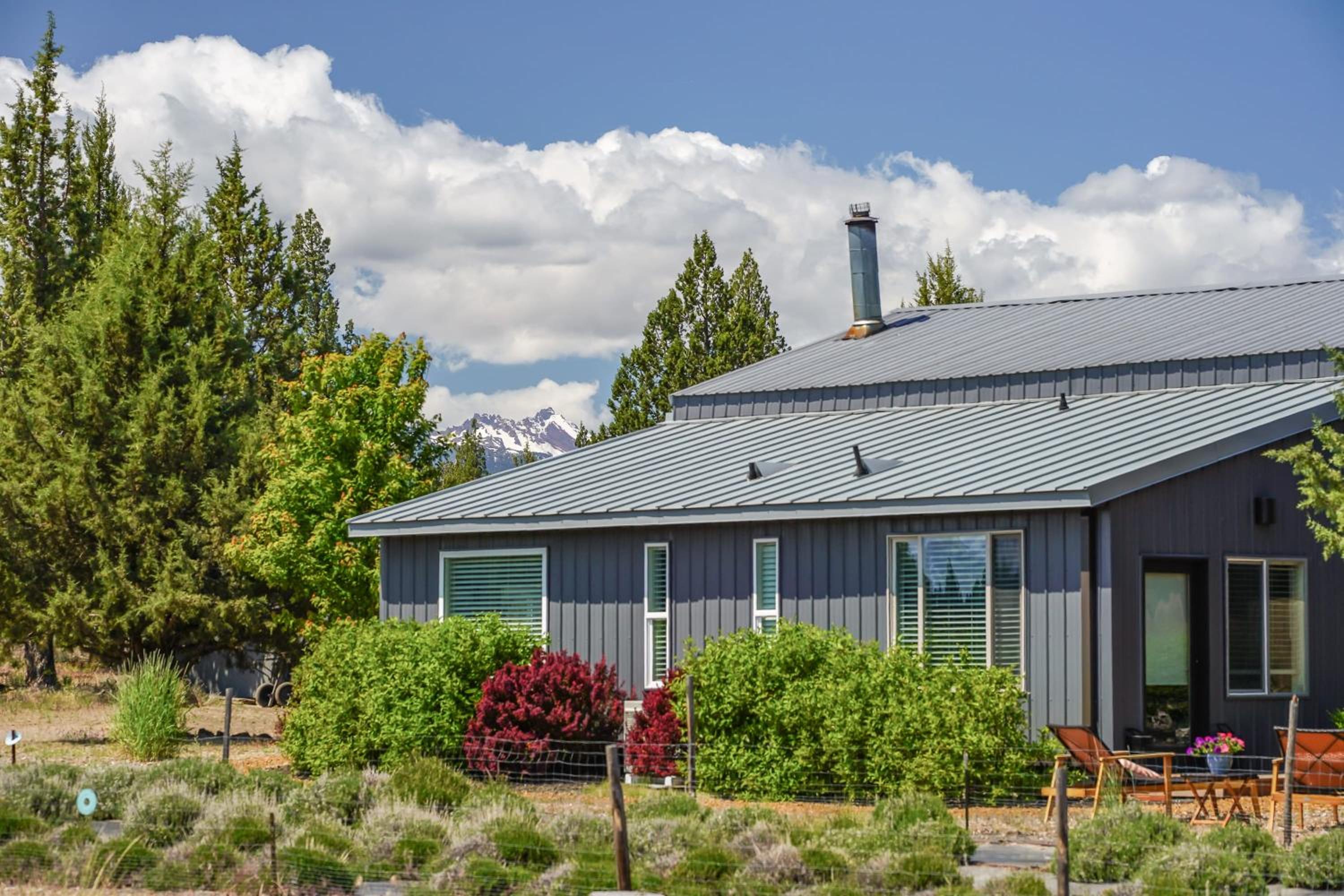 The Gem Estate by AvantStay Modern Farmhouse w Lavender Fields Hot Tub