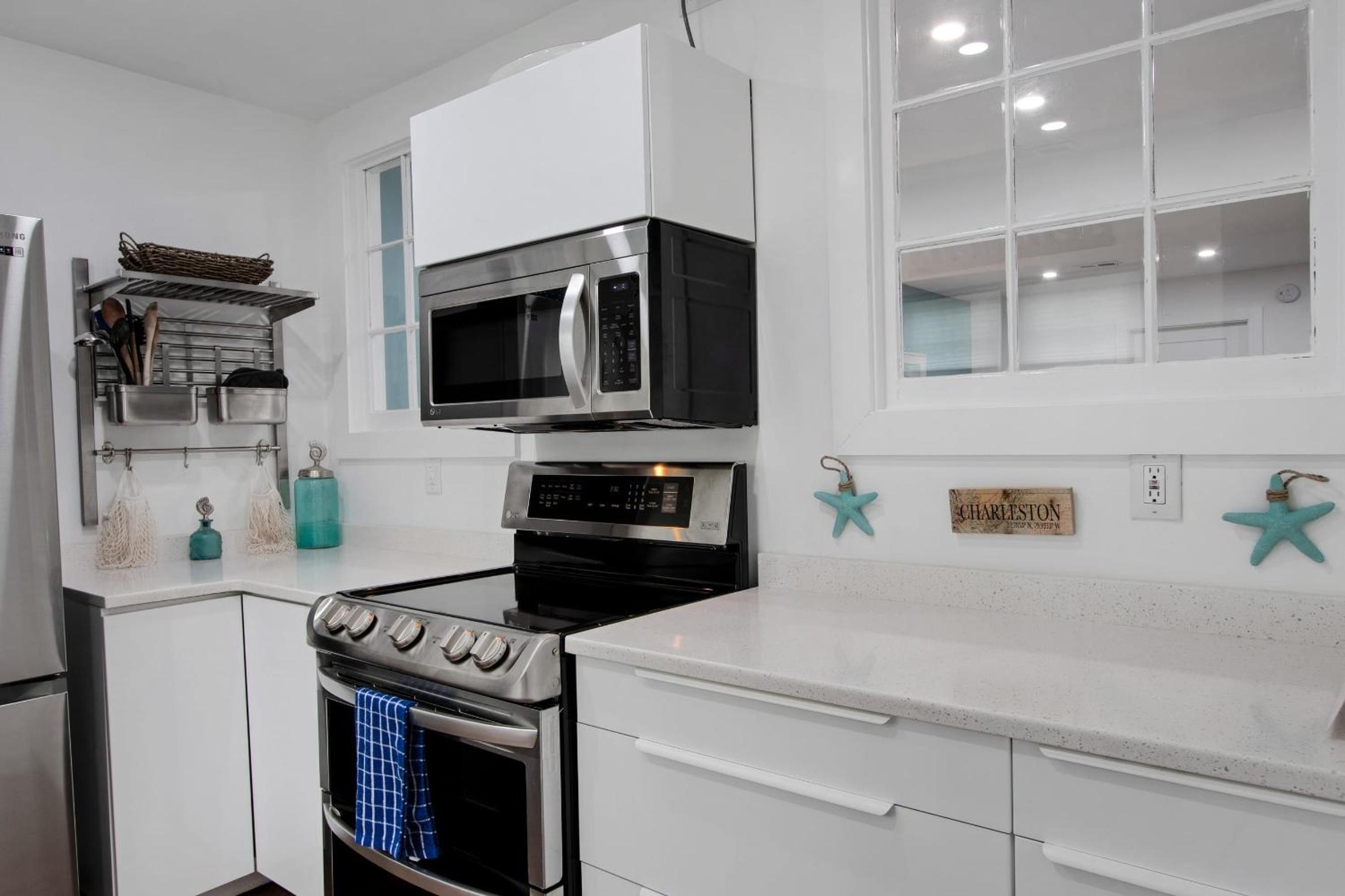 Shem Creek Retreat by AvantStay 10 Mins to Downtown Charleston Yard Patio