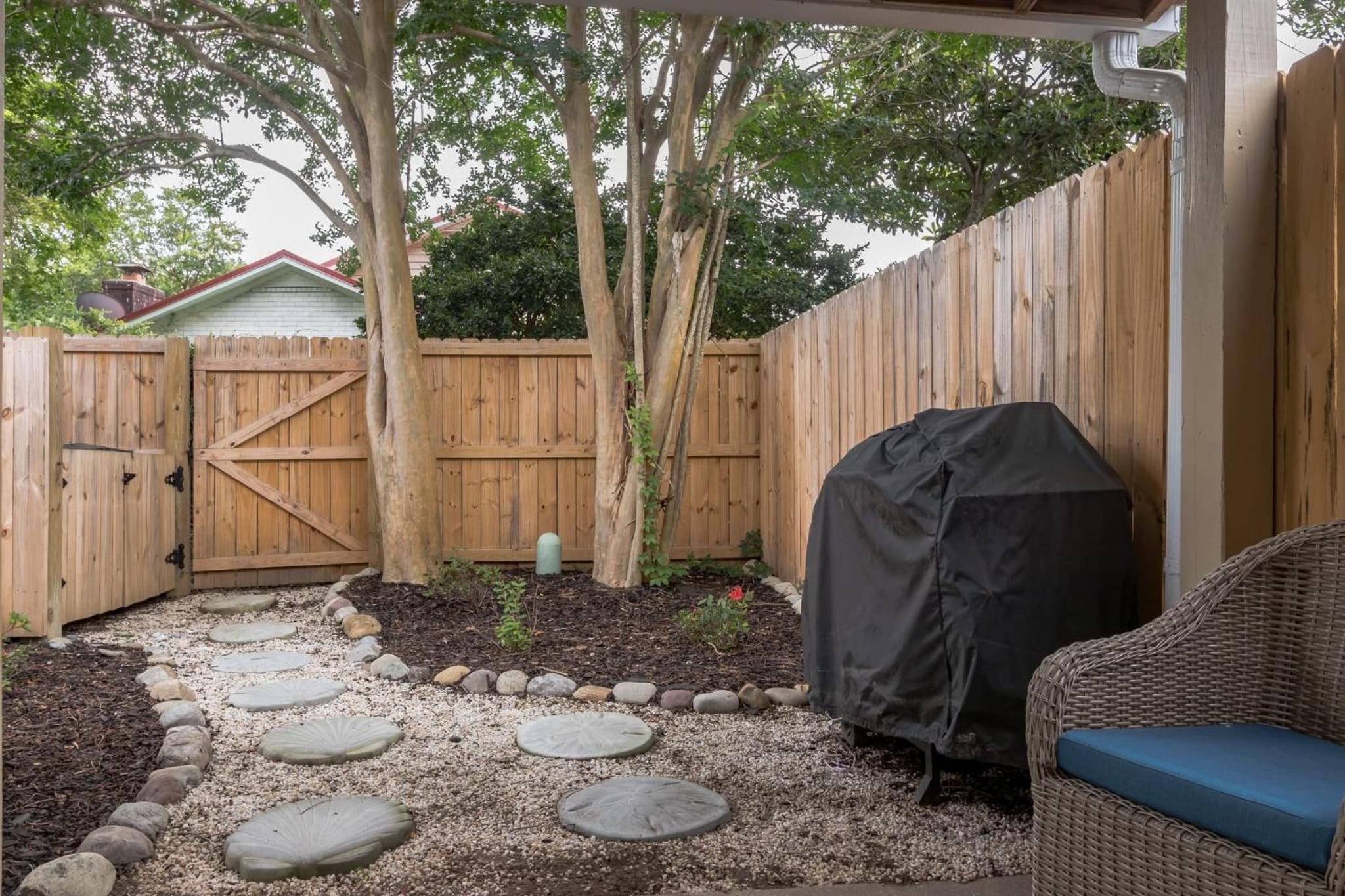 Shem Creek Retreat by AvantStay 10 Mins to Downtown Charleston Yard Patio