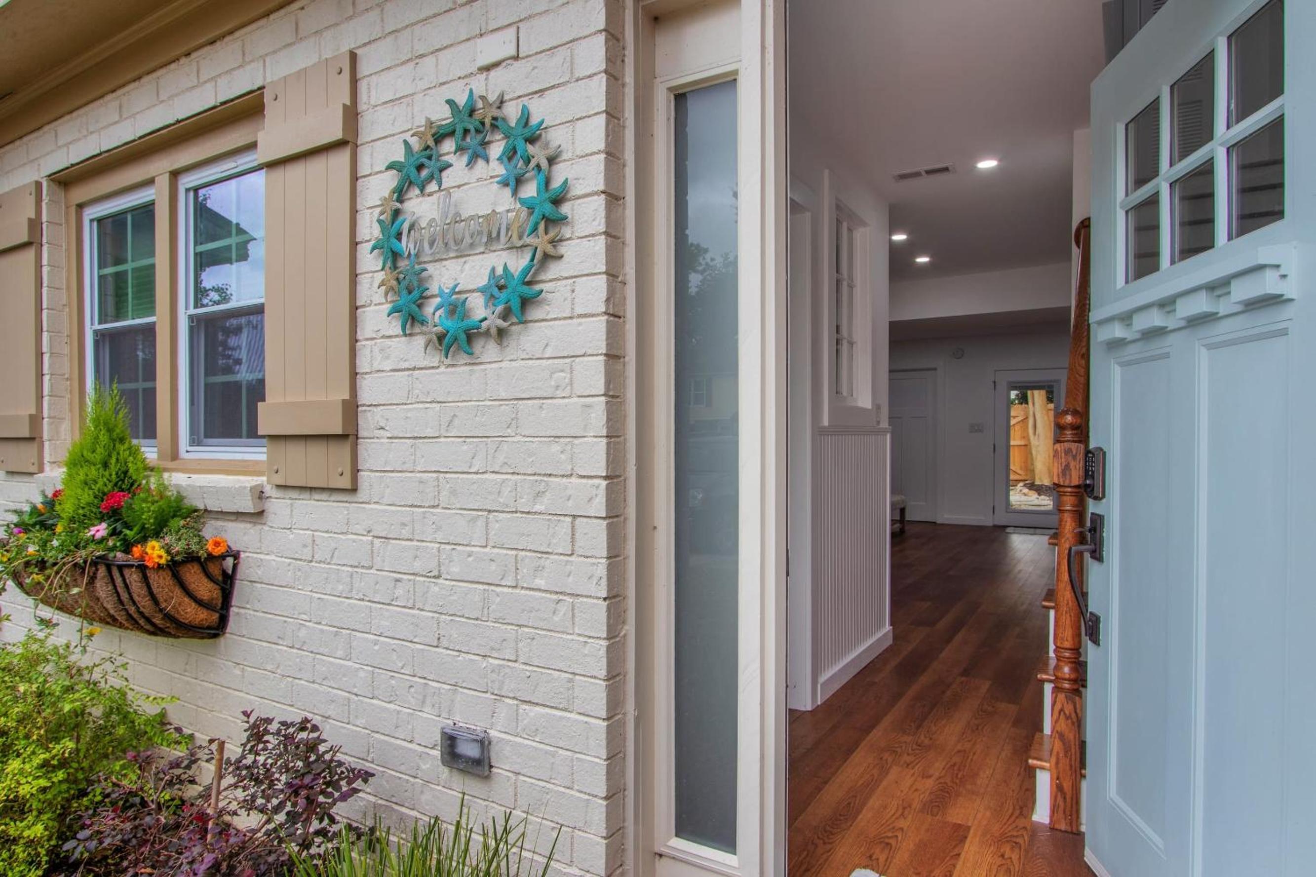 Shem Creek Retreat by AvantStay 10 Mins to Downtown Charleston Yard Patio
