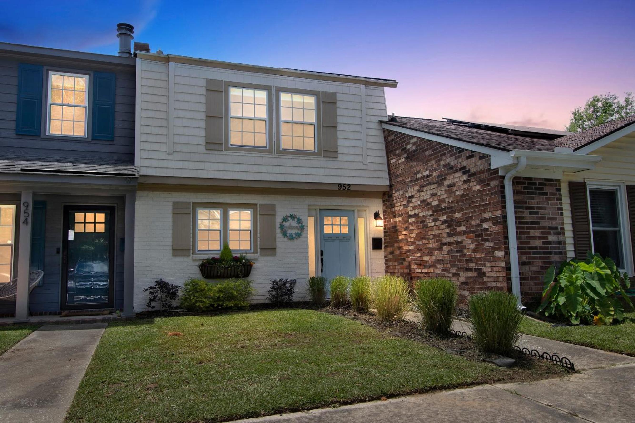 Shem Creek Retreat by AvantStay 10 Mins to Downtown Charleston Yard Patio