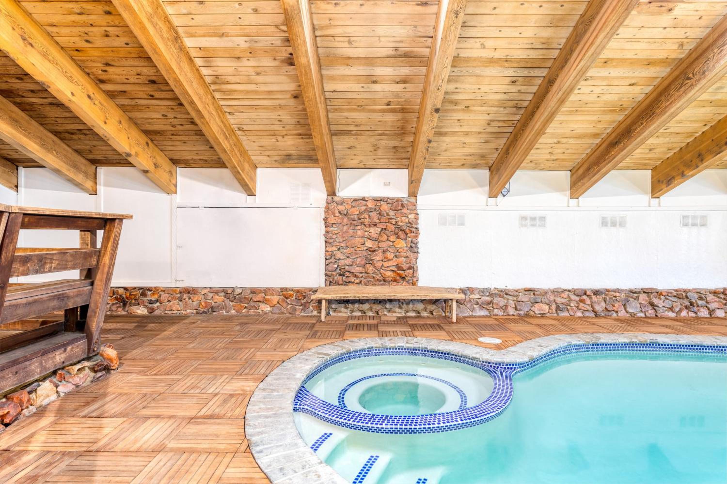 Honeypot by AvantStay Indoor Pool Hot Tub