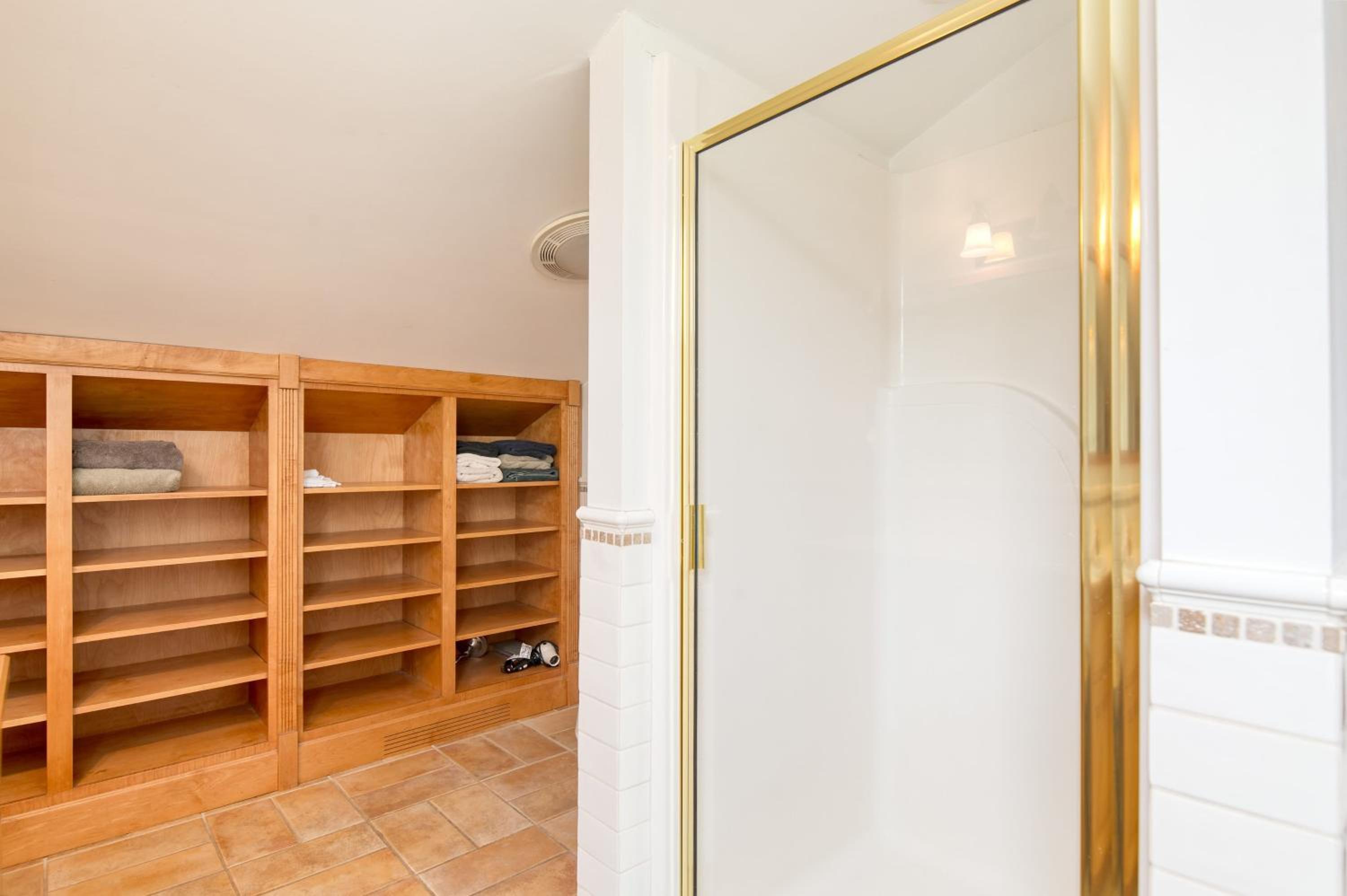 Secluded Estate • Optional Guest House Pond Playroom Gym Theater Sunny Pond by AvantStay