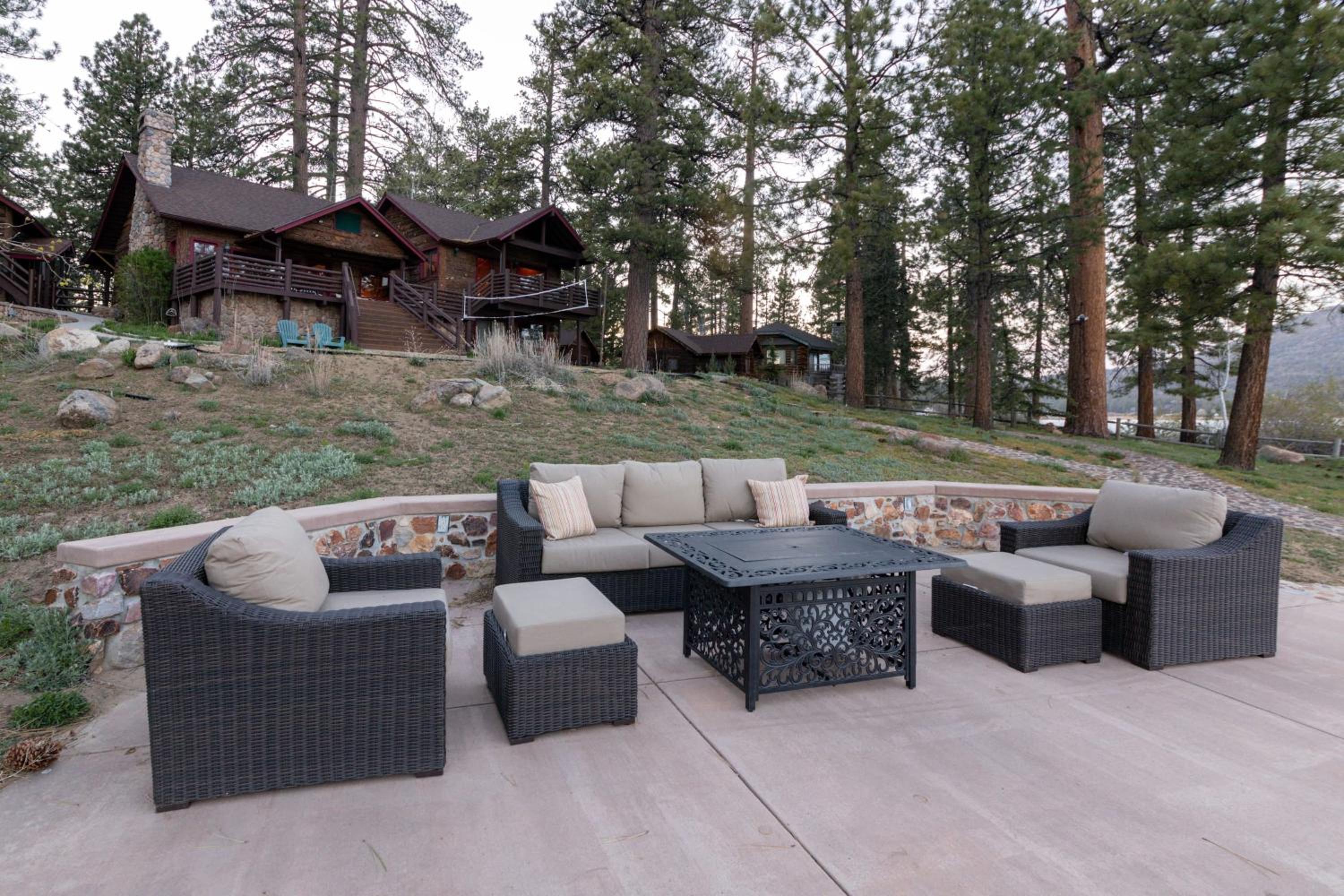 Shoreline Lakehouse by AvantStay Majestic Lakefront Cabin w Hot Tub Fire Pit