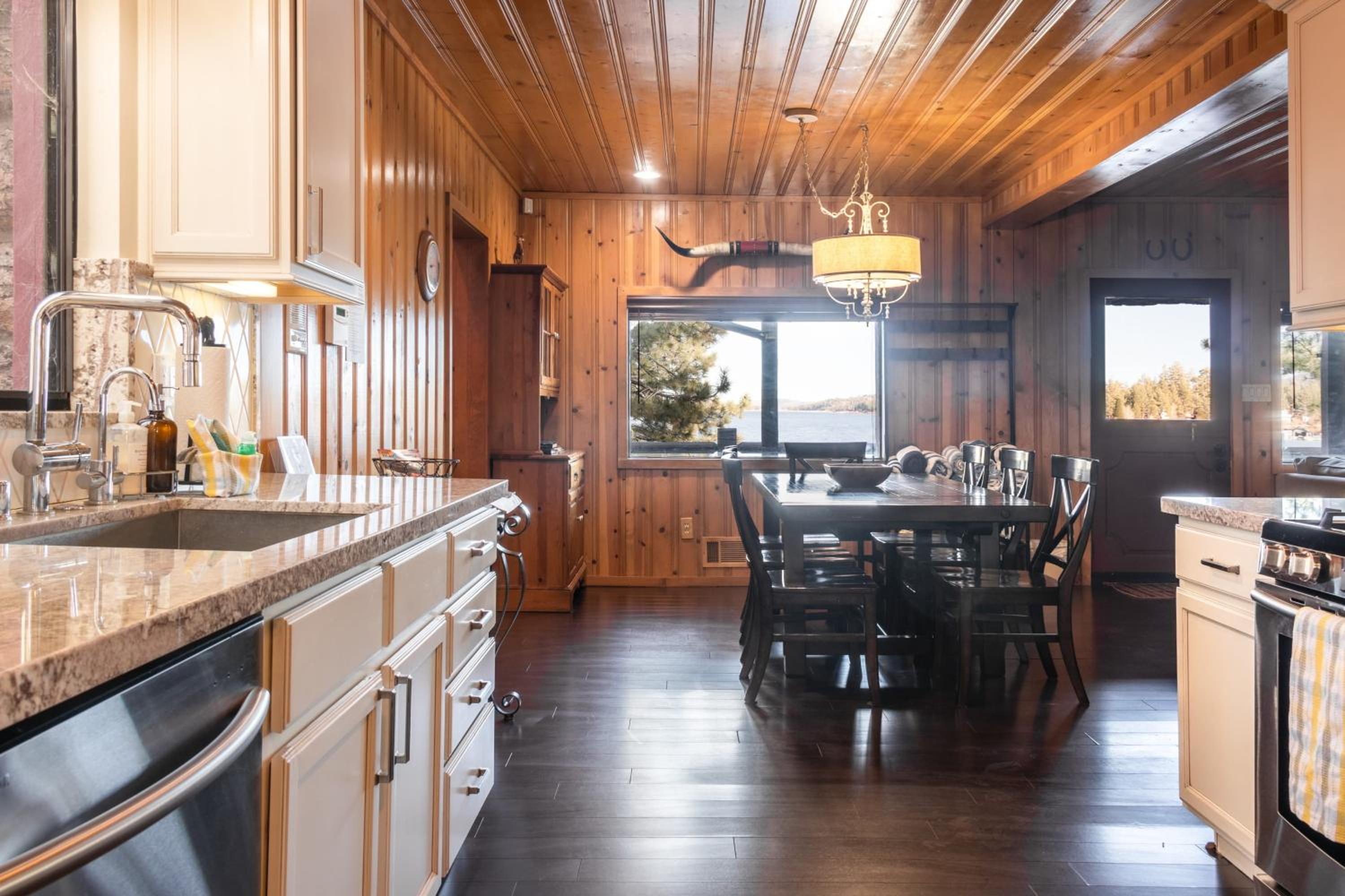 Shoreline Lakehouse by AvantStay Majestic Lakefront Cabin w Hot Tub Fire Pit