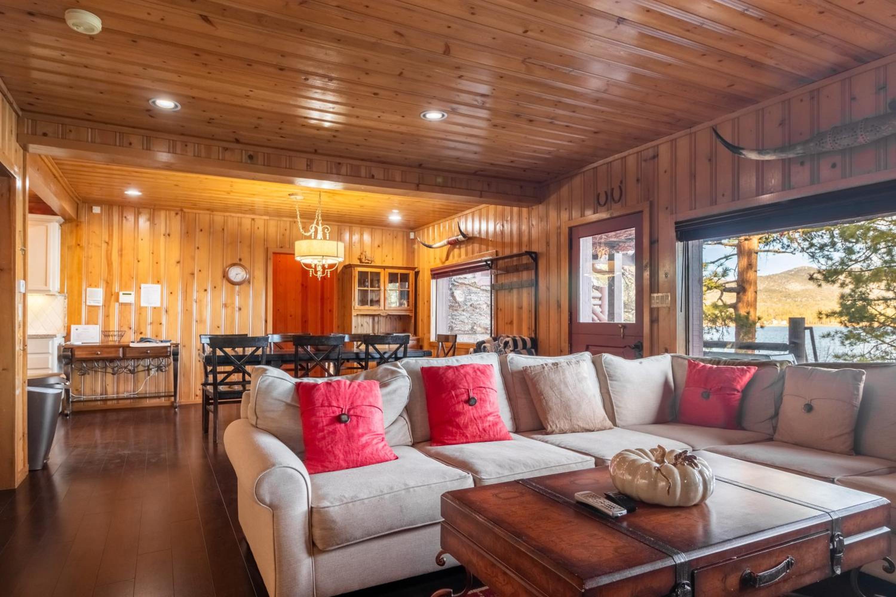 Shoreline Lakehouse by AvantStay Majestic Lakefront Cabin w Hot Tub Fire Pit