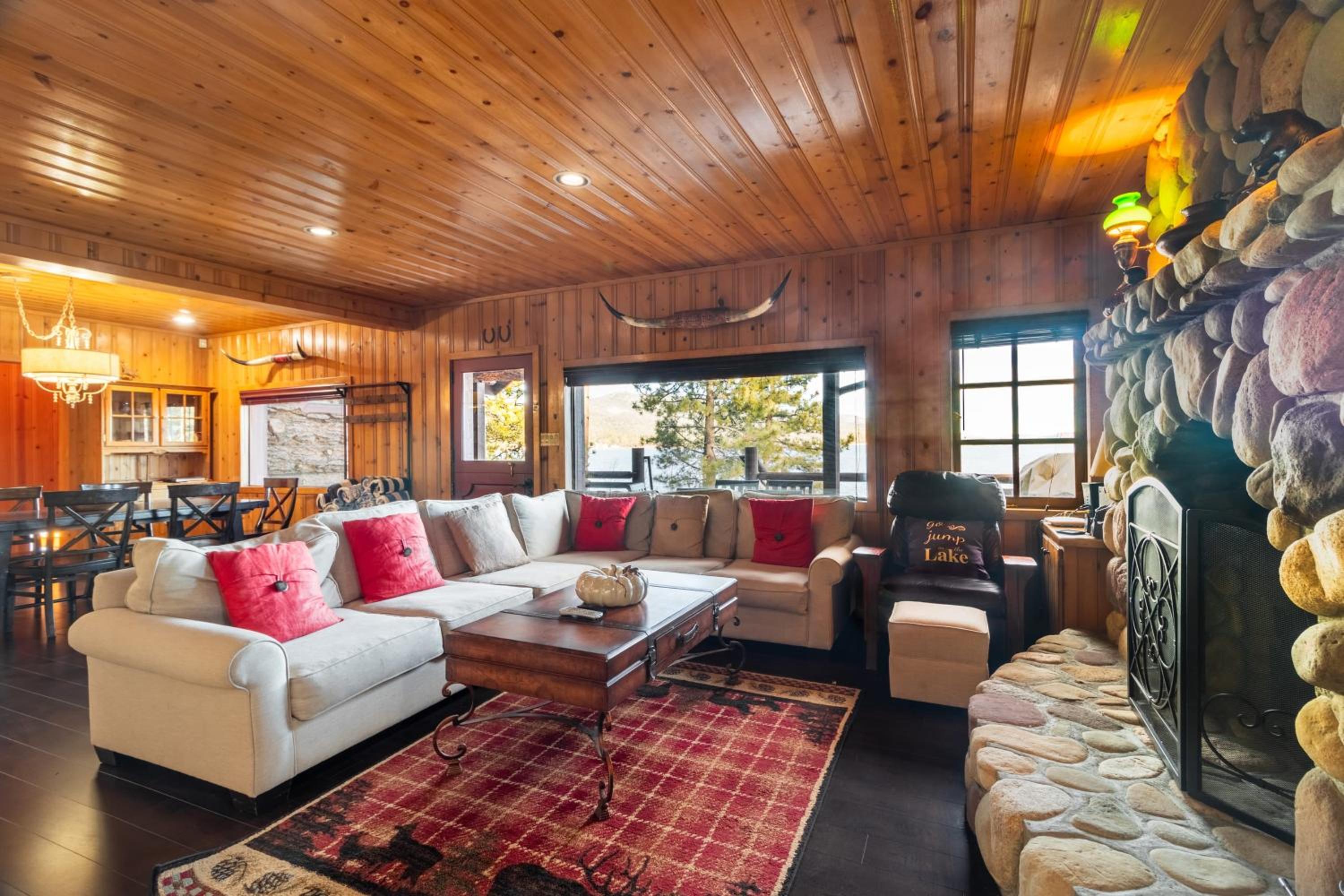 Shoreline Lakehouse by AvantStay Majestic Lakefront Cabin w Hot Tub Fire Pit