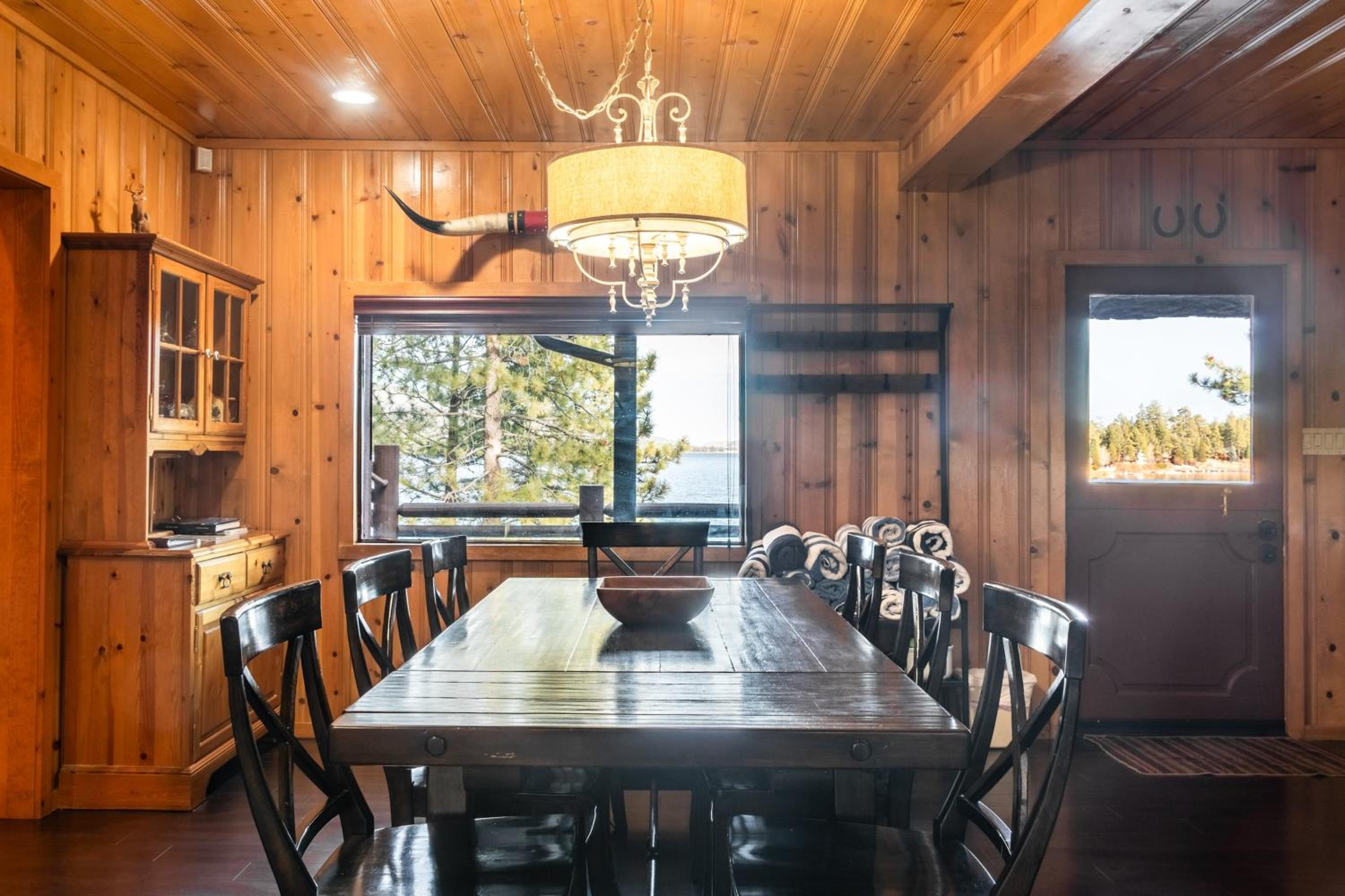 Shoreline Lakehouse by AvantStay Majestic Lakefront Cabin w Hot Tub Fire Pit